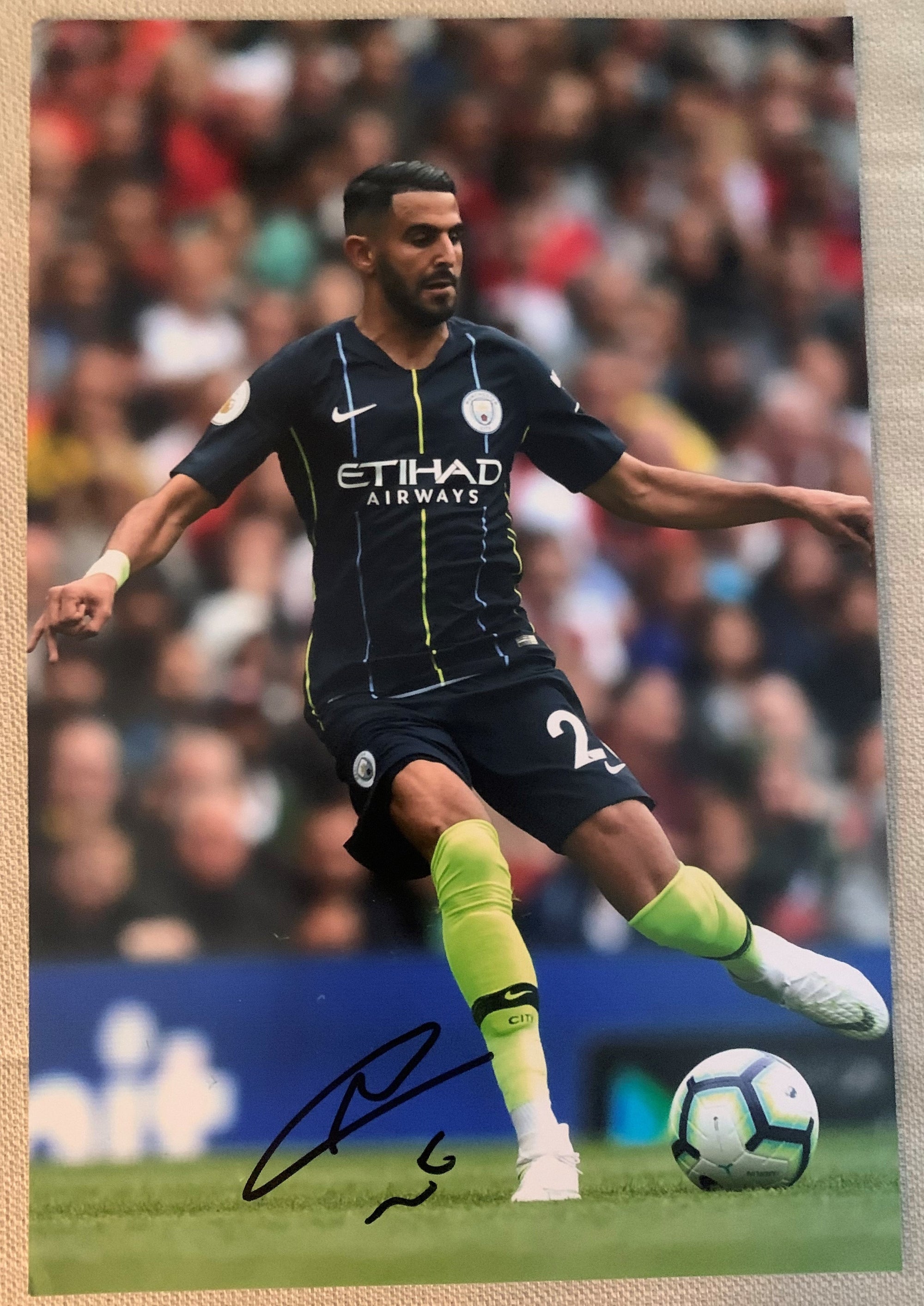 MANCHESTER CITY - RIYAD MAHREZ - SIGNERT BILDE MED EKTEHETSBEVIS/COA