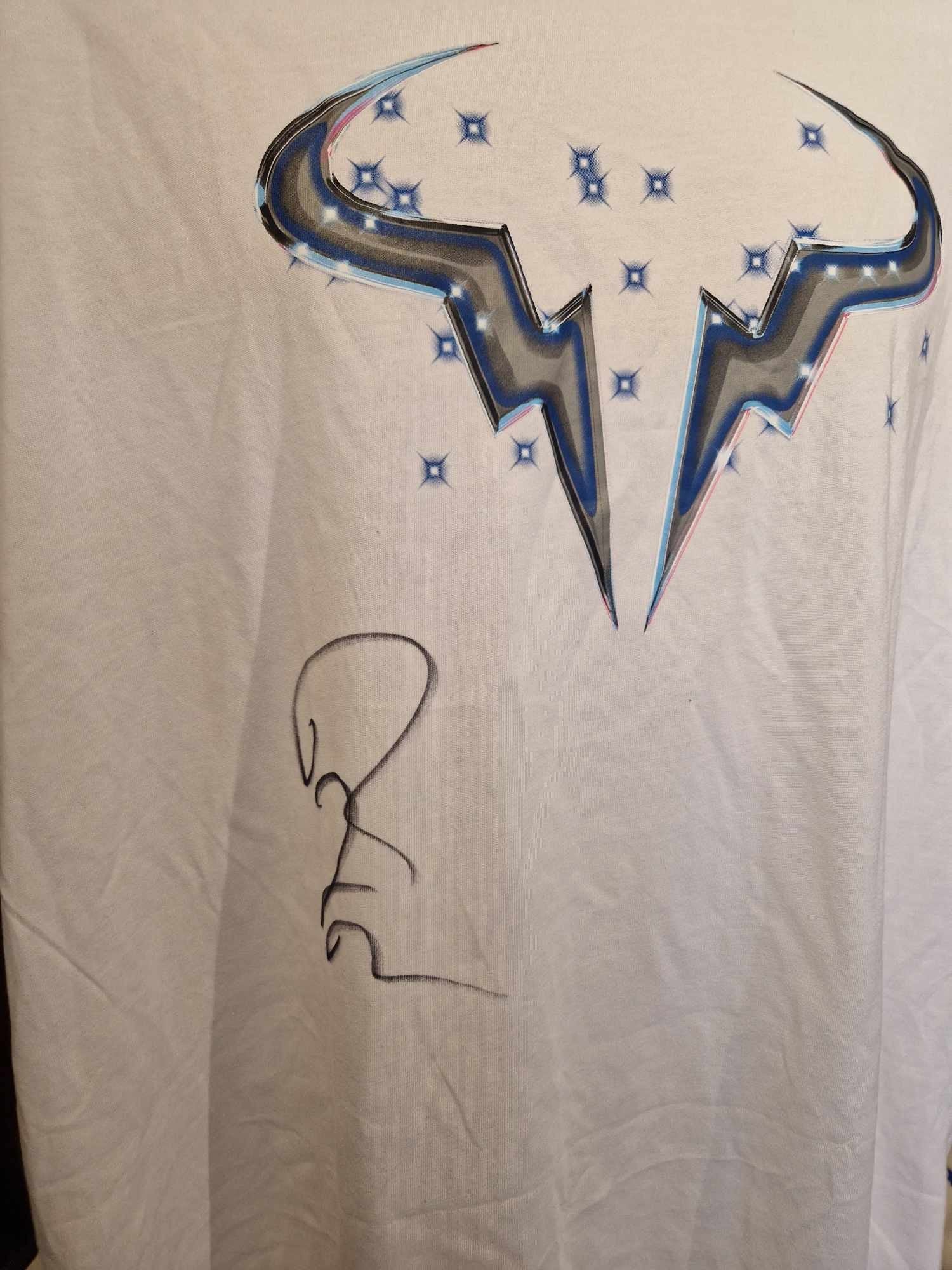 RAFAEL NADAL - SIGNERT "NADAL - RAGING BULL" T-SKJORTE MED EKTEHETSBEVIS/COA