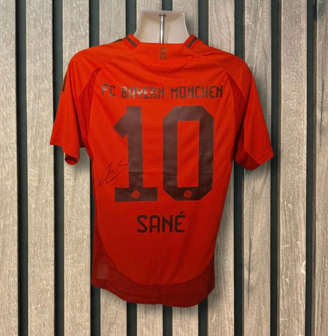 LEROY SANE - SIGNERT DRAKT MED EKTEHETSBEVIS/COA