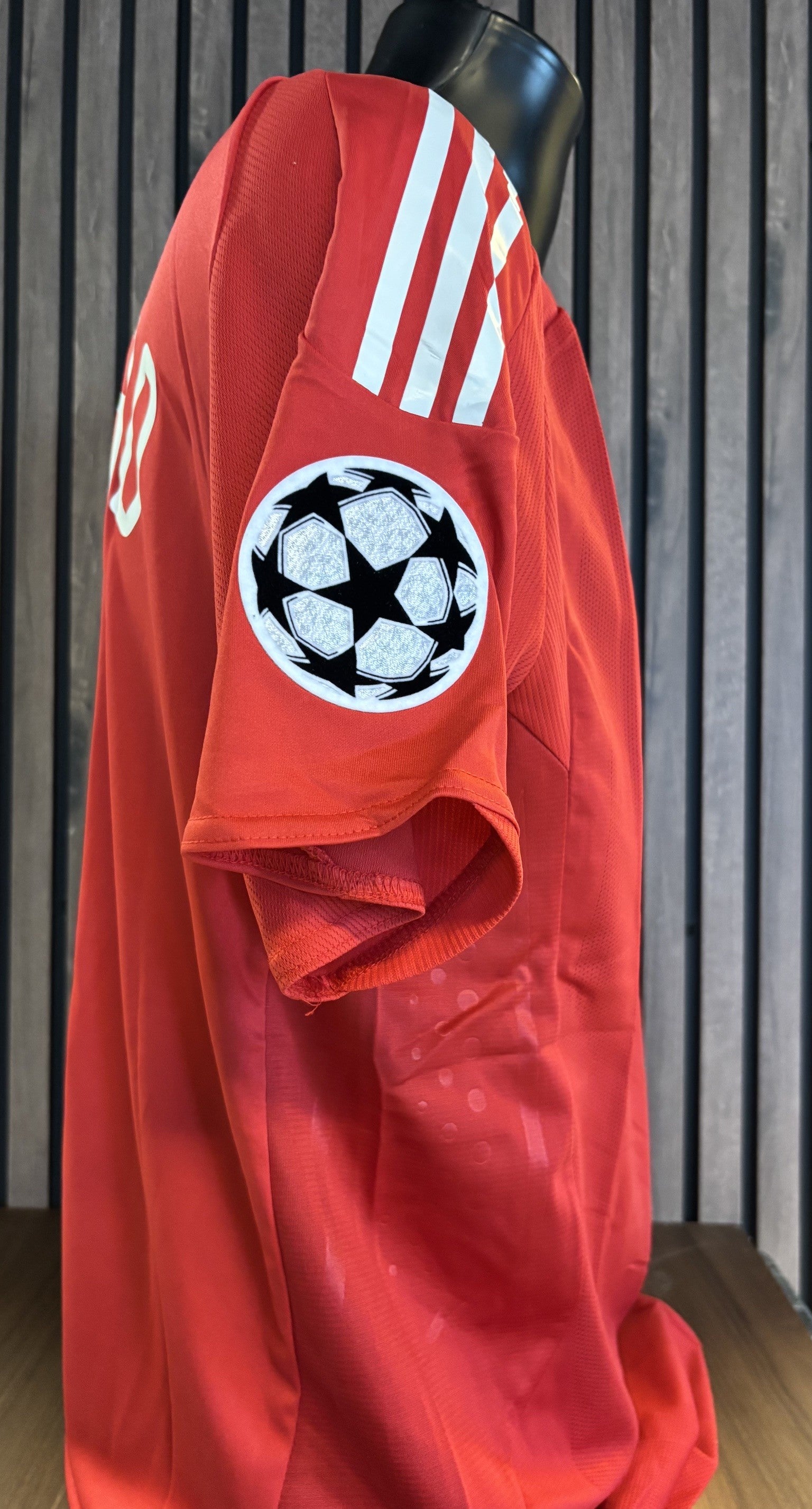 STEVEN GERRARD - SIGNERT DRAKT MED EKTEHETSBEVIS/COA