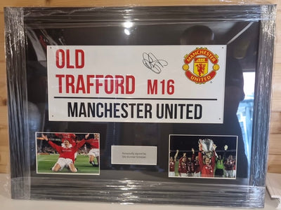 OLE GUNNAR SOLSKJÆR - SIGNERT INNRAMMET "ROAD SIGN" MED EKTEHETSBEVIS/COA