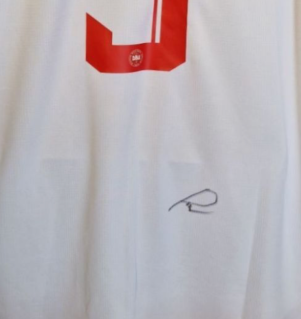 PATRICK DORGU - SIGNERT DRAKT MED EKTEHETSBEVIS/COA