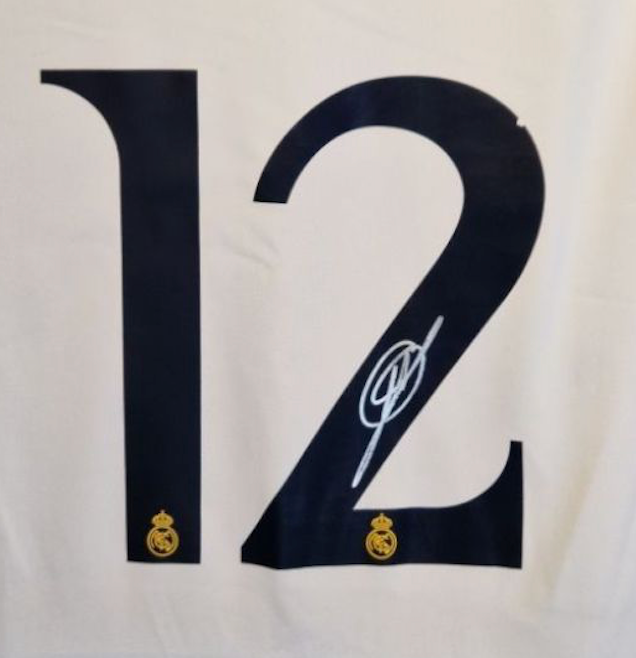 EDUARDO CAMAVINGA - SIGNERT DRAKT MED EKTEHETSBEVIS/COA