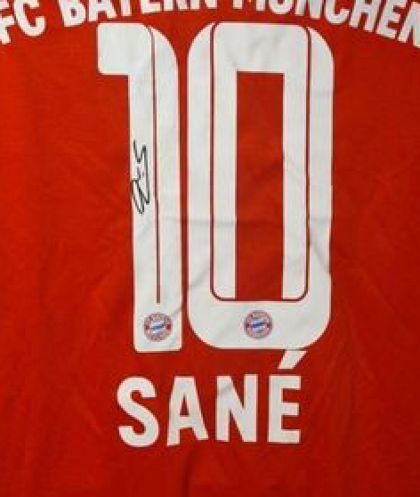 LEROY SANE - SIGNERT DRAKT MED EKTEHETSBEVIS/COA