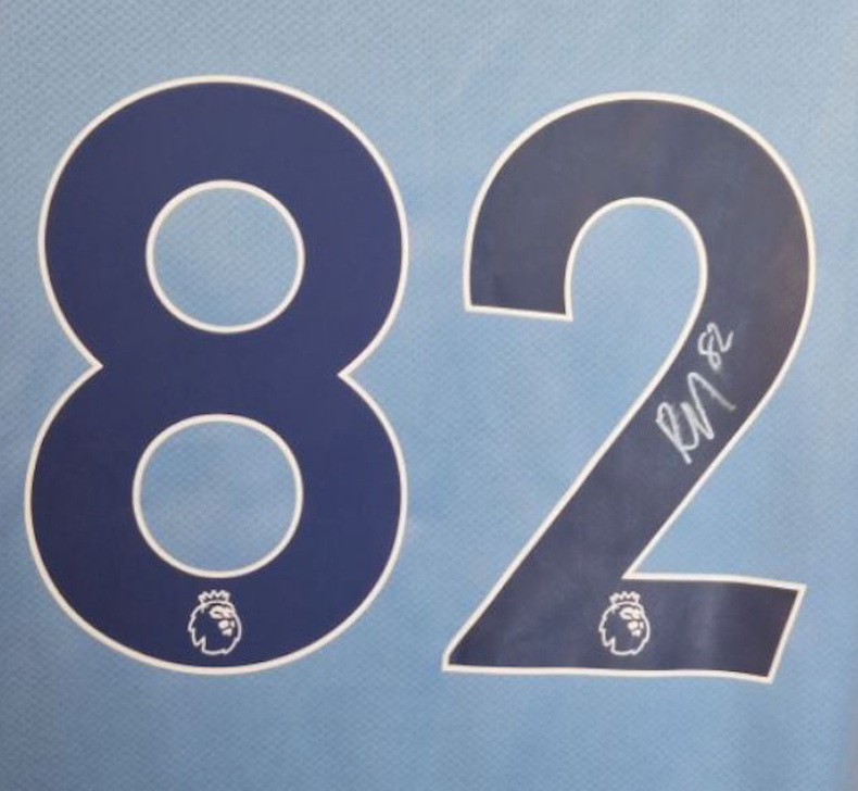 RICO LEWIS - SIGNERT DRAKT MED EKTEHETSBEVIS/COA