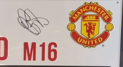 OLE GUNNAR SOLSKJÆR - SIGNERT INNRAMMET "ROAD SIGN" MED EKTEHETSBEVIS/COA