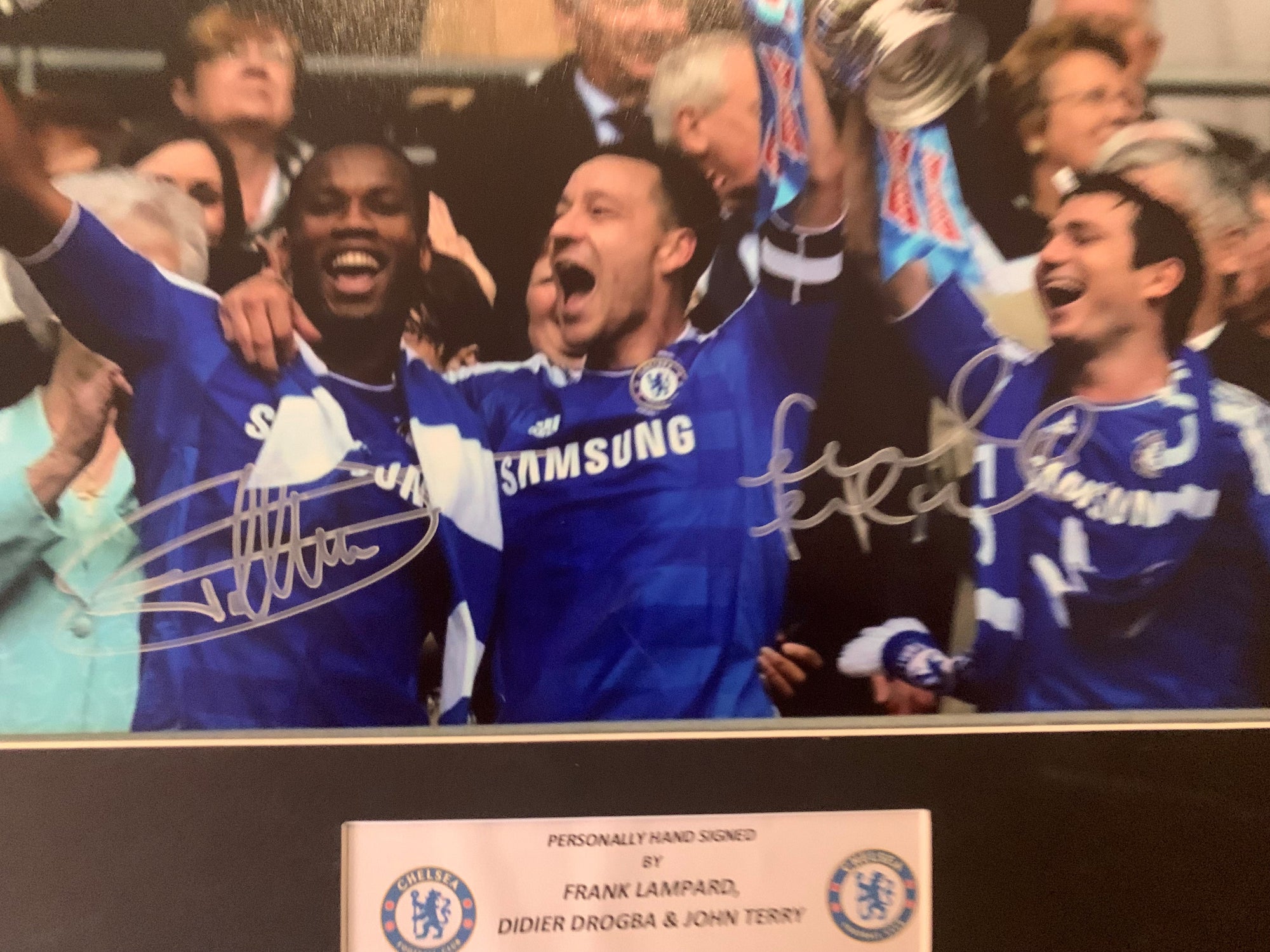 FRANK LAMPARD, JOHN TERRY & DIDIER DROGBA - TRIPPELSIGNERT BILDE MED COA/EKTEHETSBEVIS