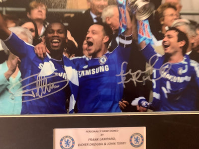 FRANK LAMPARD, JOHN TERRY & DIDIER DROGBA - TRIPPELSIGNERT BILDE MED COA/EKTEHETSBEVIS