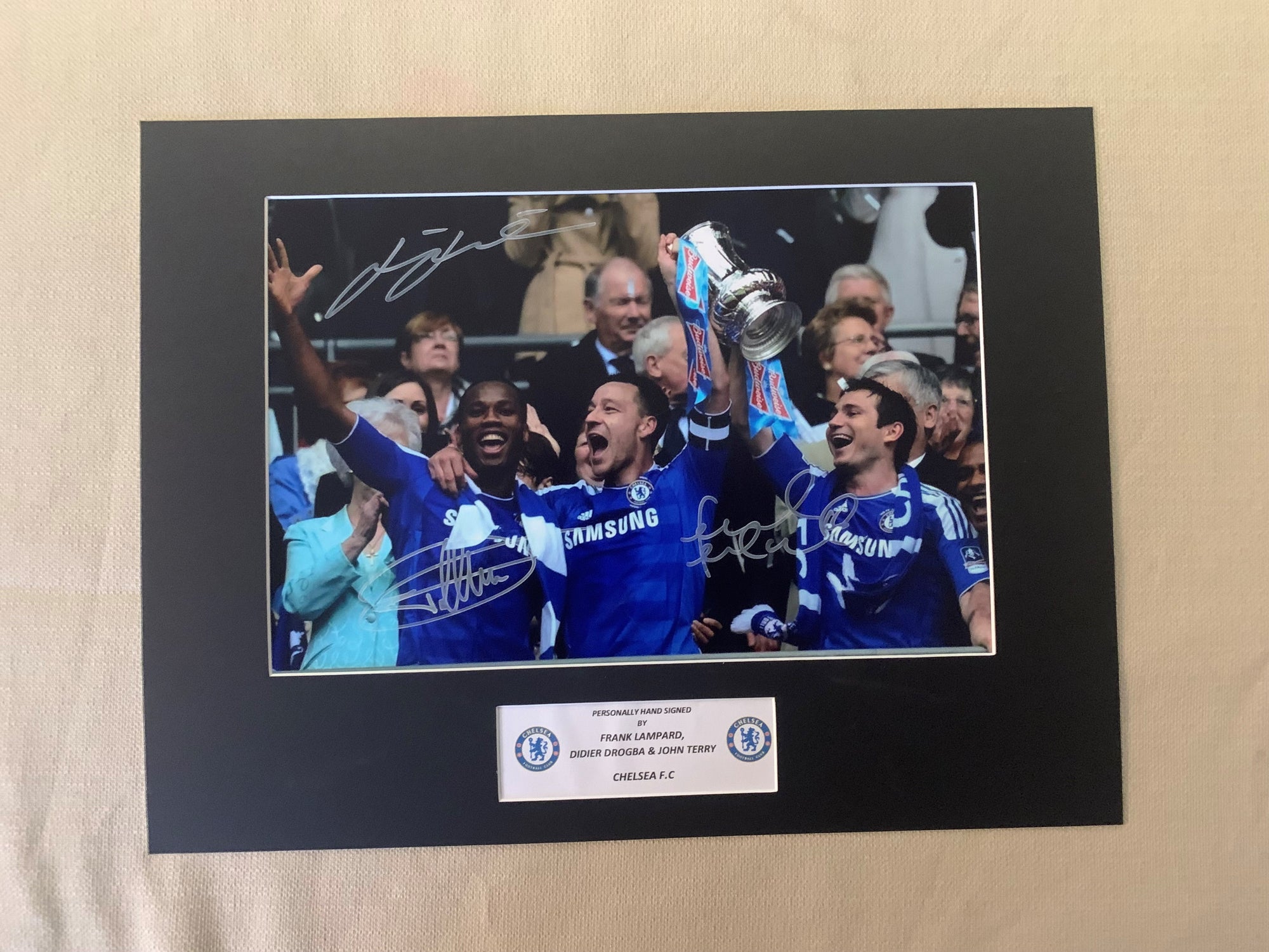 FRANK LAMPARD, JOHN TERRY & DIDIER DROGBA - TRIPPELSIGNERT BILDE MED COA/EKTEHETSBEVIS
