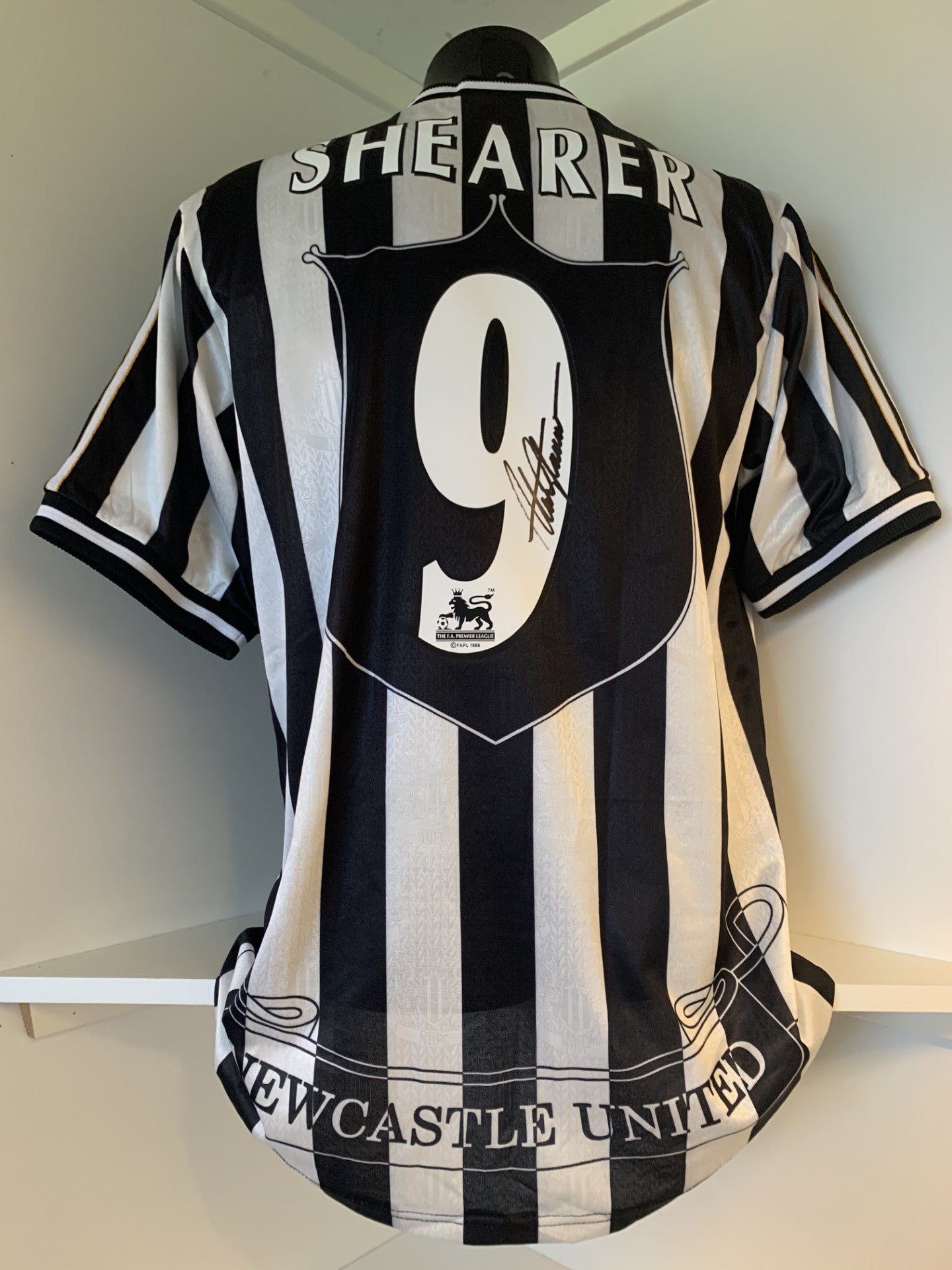 ALAN SHEARER - SIGNERT DRAKT MED COA/EKTEHETSBEVIS