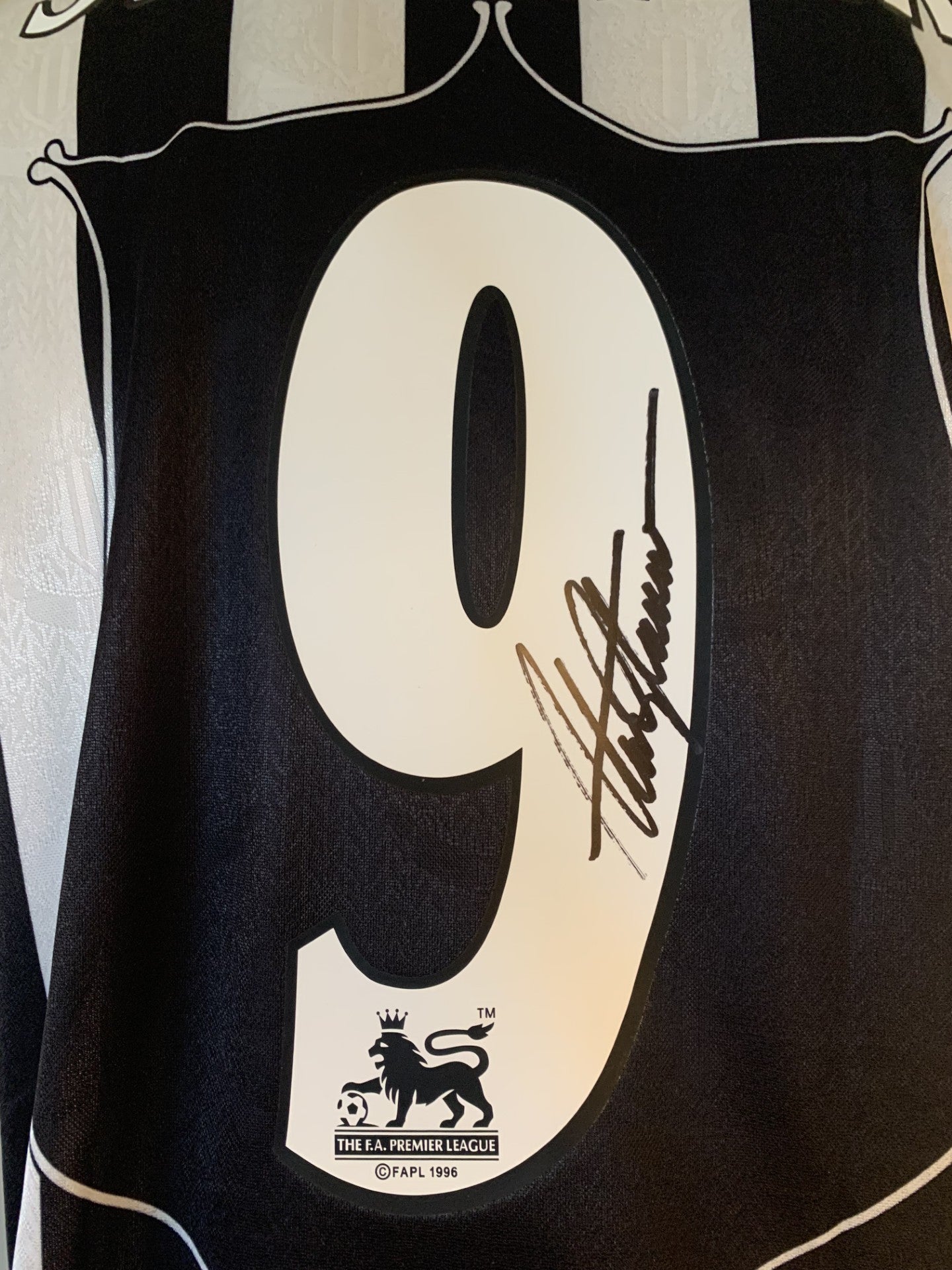 ALAN SHEARER - SIGNERT DRAKT MED COA/EKTEHETSBEVIS
