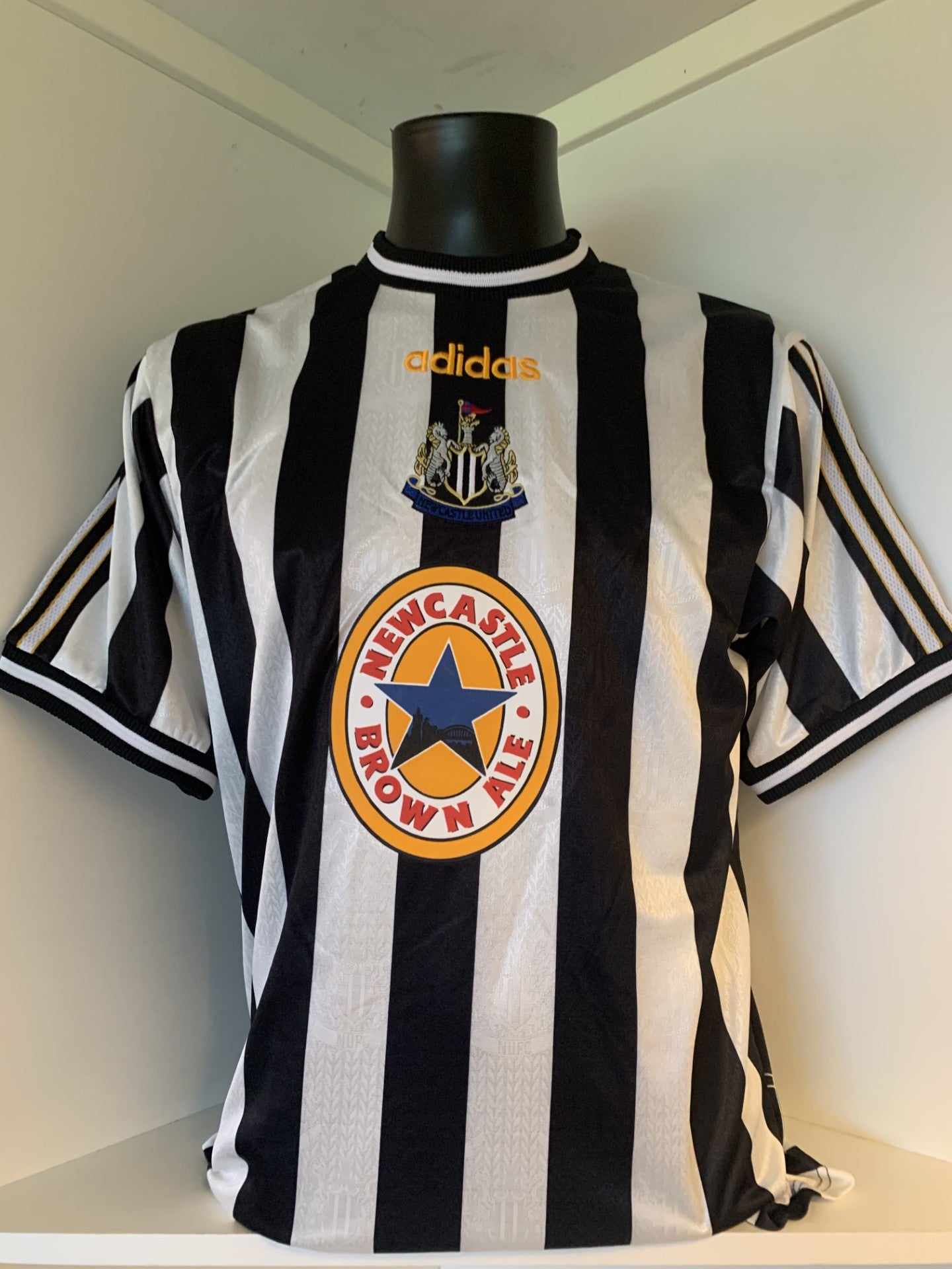 ALAN SHEARER - SIGNERT DRAKT MED COA/EKTEHETSBEVIS