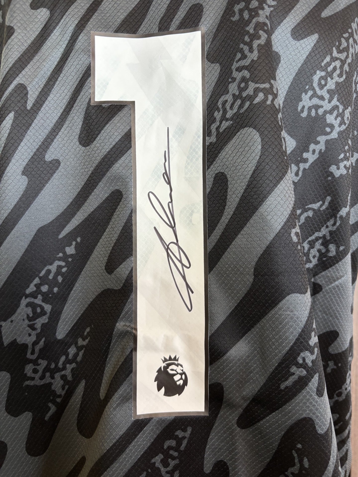 ALISSON BECKER - SIGNERT DRAKT MED EKTEHETSBEVIS/COA