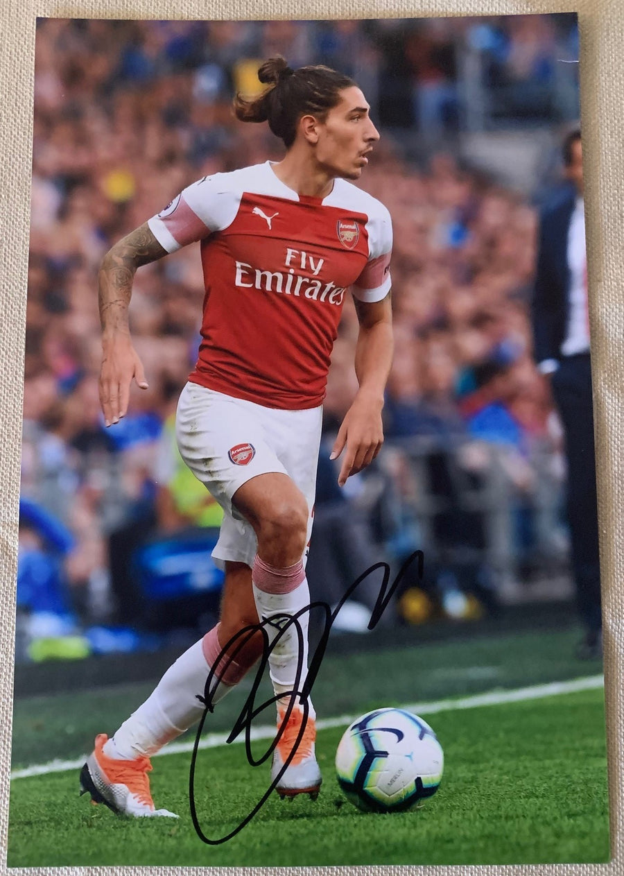 ARSENAL - HECTOR BELLERIN - SIGNERT BILDE MED EKTEHETSBEVIS/COA.