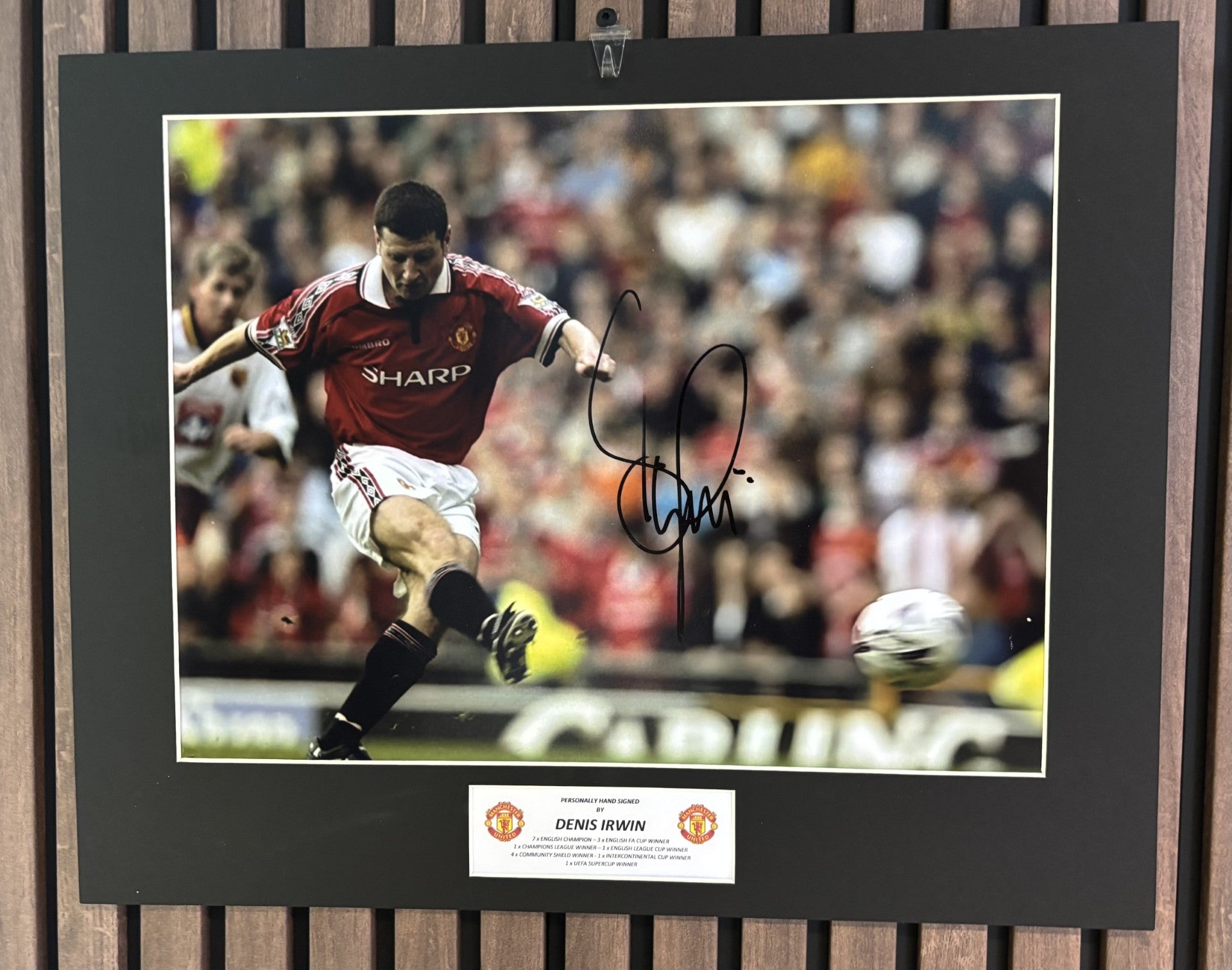 DENIS IRWIN - SIGNERT BILDE MED EKTEHETSBEVIS/COA