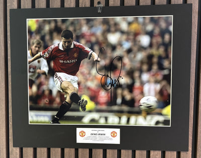 DENIS IRWIN - SIGNERT BILDE MED EKTEHETSBEVIS/COA
