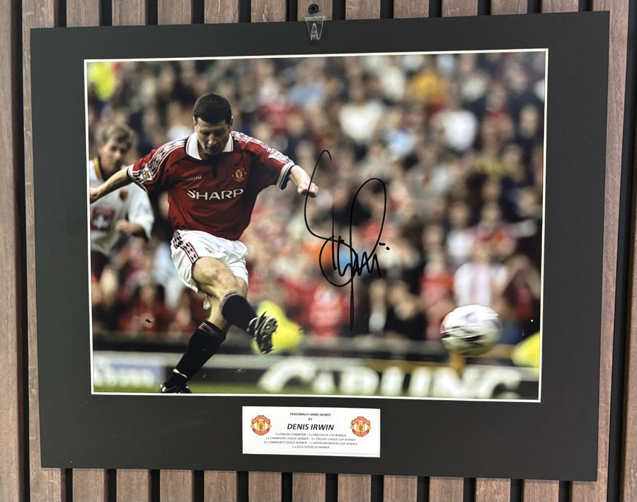 DENIS IRWIN - SIGNERT BILDE MED EKTEHETSBEVIS/COA