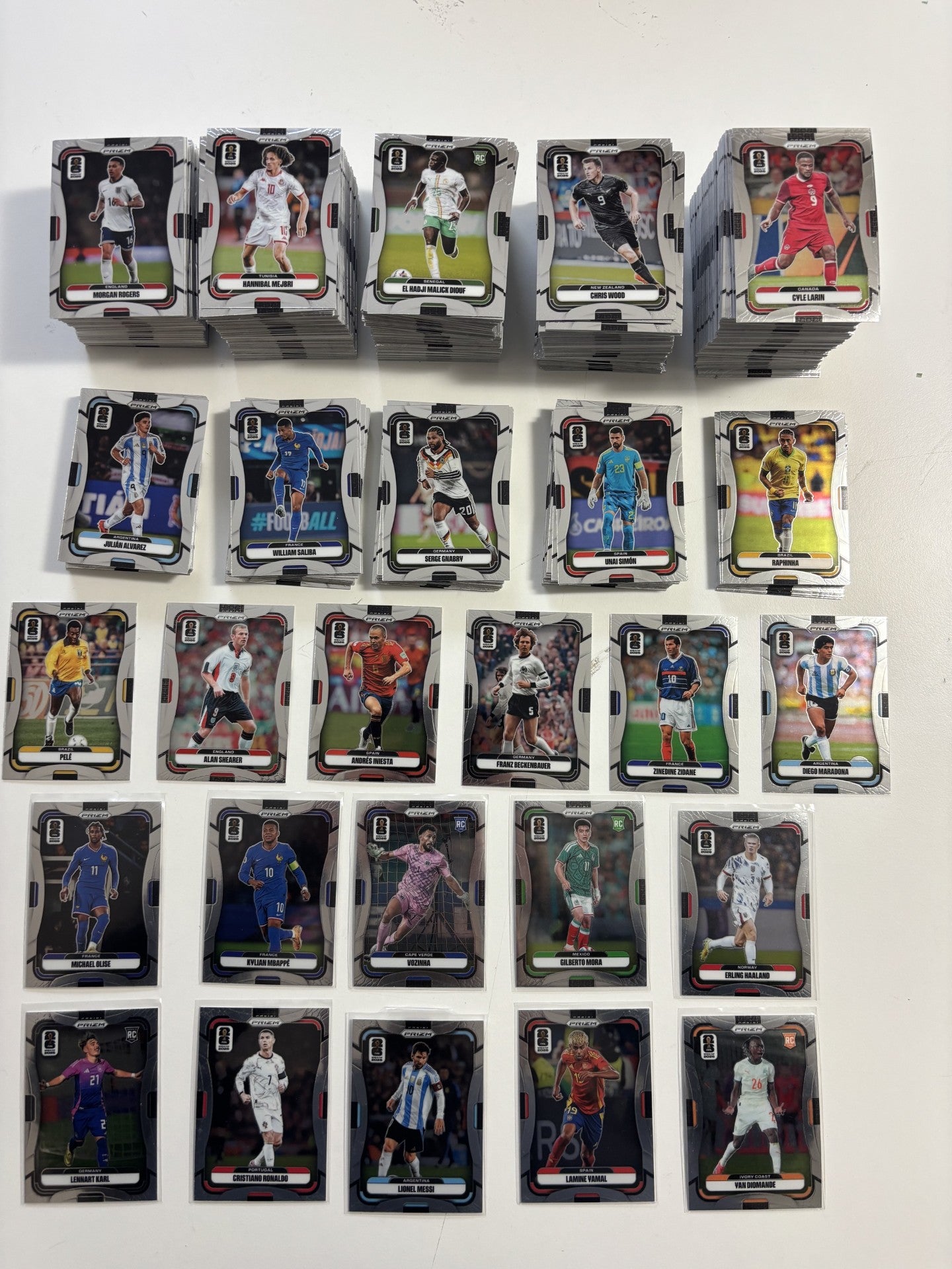 000. PANINI PRIZM FIFA WORLD CUP 2026 - KOMPLETT SETT MED 500 STK BASEKORT