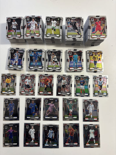 000. PANINI PRIZM FIFA WORLD CUP 2026 - KOMPLETT SETT MED 500 STK BASEKORT
