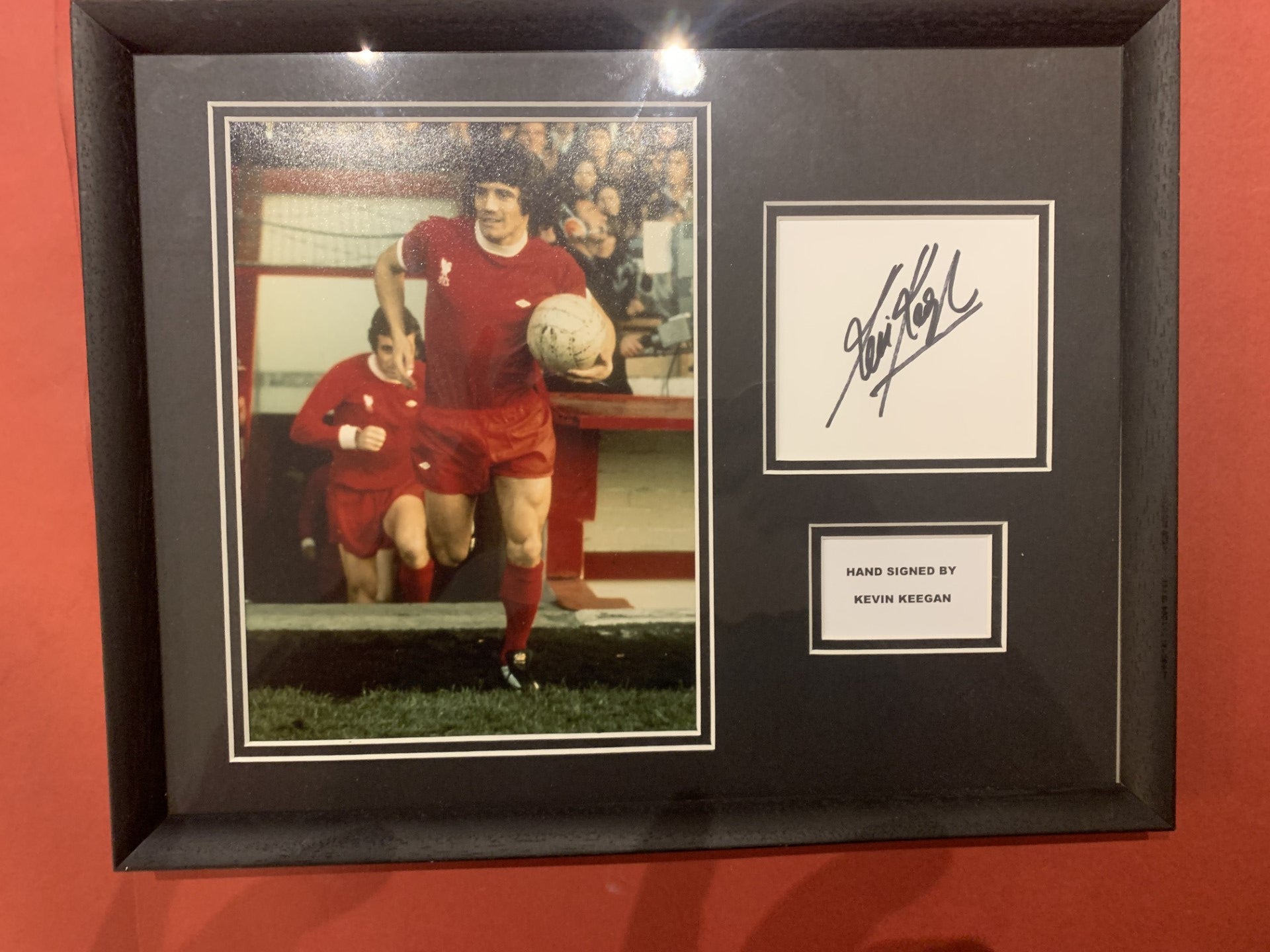 KEVIN KEEGAN - SIGNERT OG INNRAMMET BILDE MED EKTEHETSBEVIS/COA
