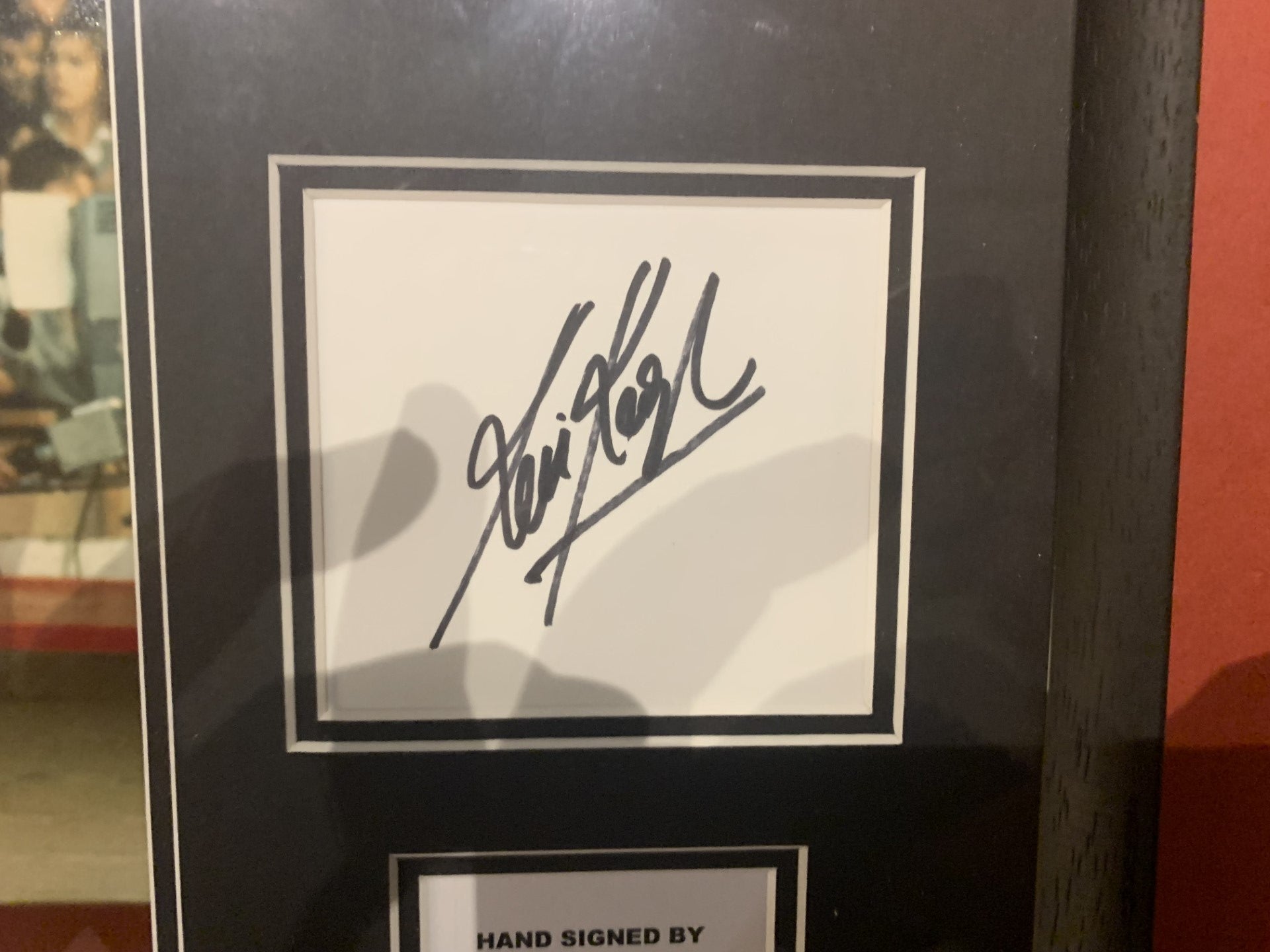 KEVIN KEEGAN - SIGNERT OG INNRAMMET BILDE MED EKTEHETSBEVIS/COA