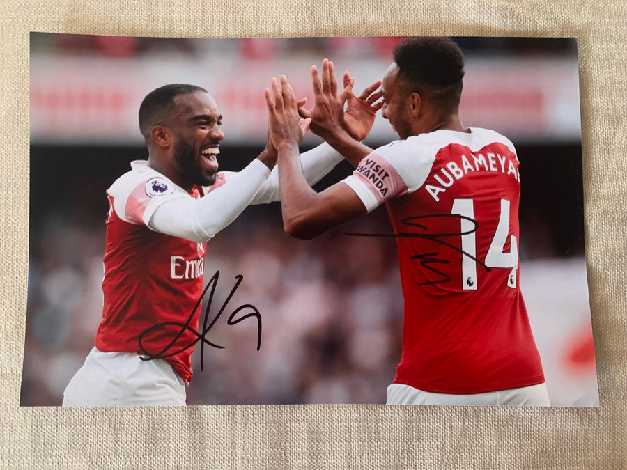 ARSENAL - PIERRE-EMERICK AUBAMEYANG & ALEXANDRE LACAZETTE - DOBBELTSIGNERT BILDE MED EKTEHETSBEVIS/COA