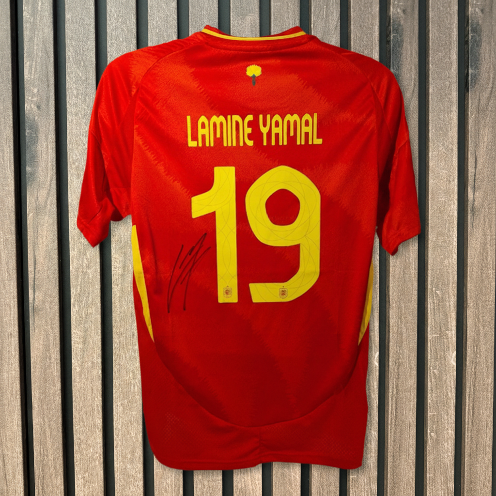 Lamine Yamal – Wood Background