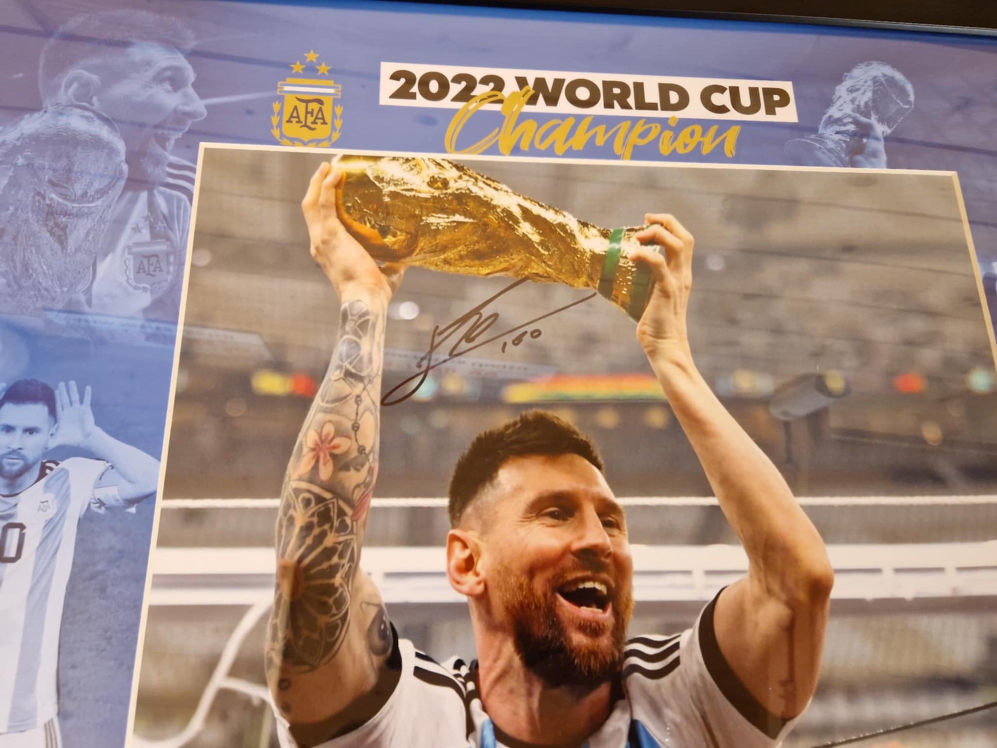 LIONEL MESSI - SIGNERT BILDE I "ART-FRAME" MED EKTEHETSBEVIS/COA