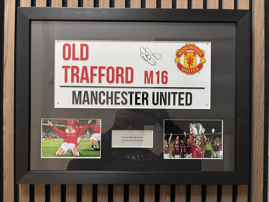 OLE GUNNAR SOLSKJÆR - SIGNERT INNRAMMET "ROAD SIGN" MED EKTEHETSBEVIS/COA