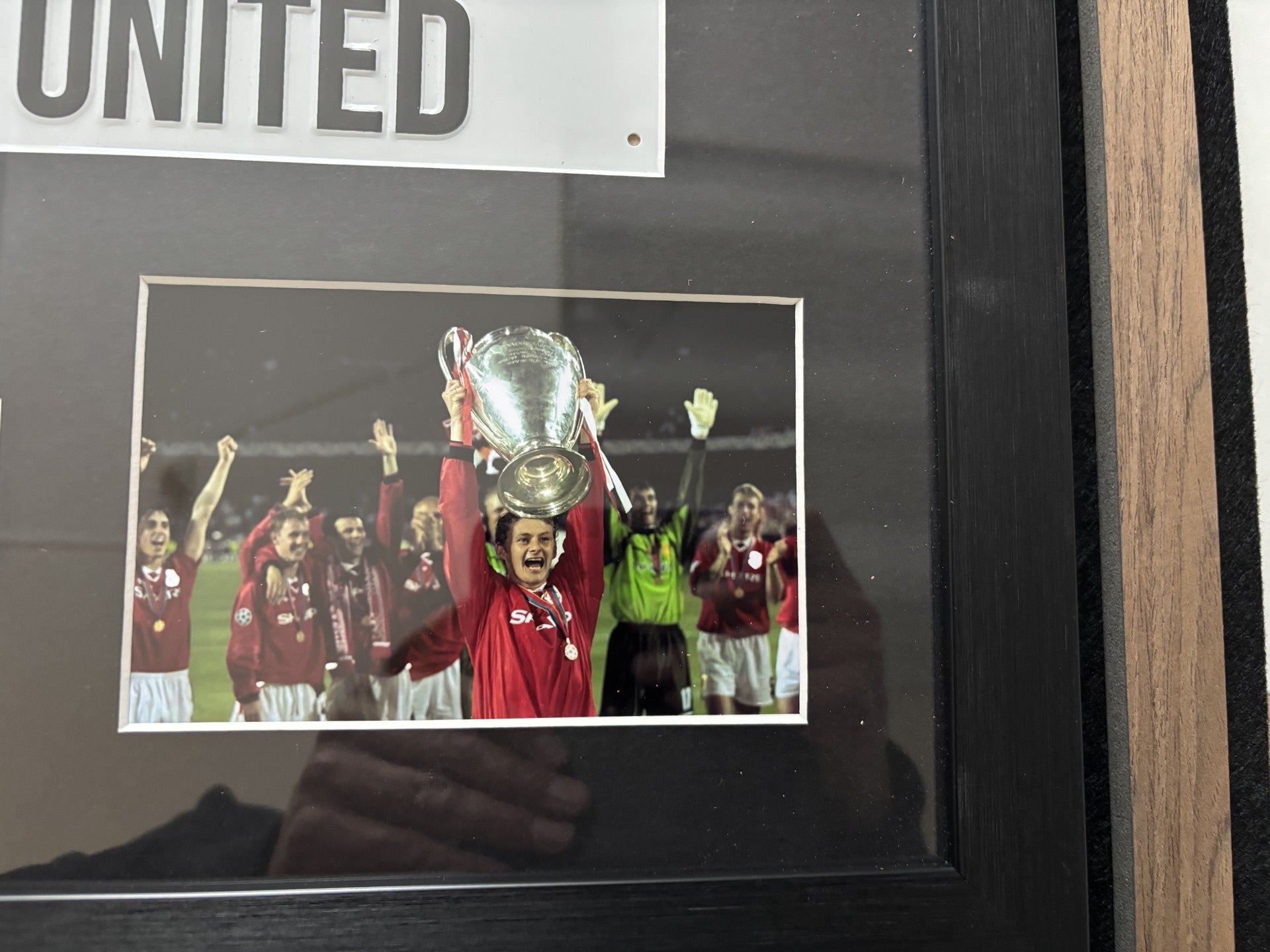 OLE GUNNAR SOLSKJÆR - SIGNERT INNRAMMET "ROAD SIGN" MED EKTEHETSBEVIS/COA