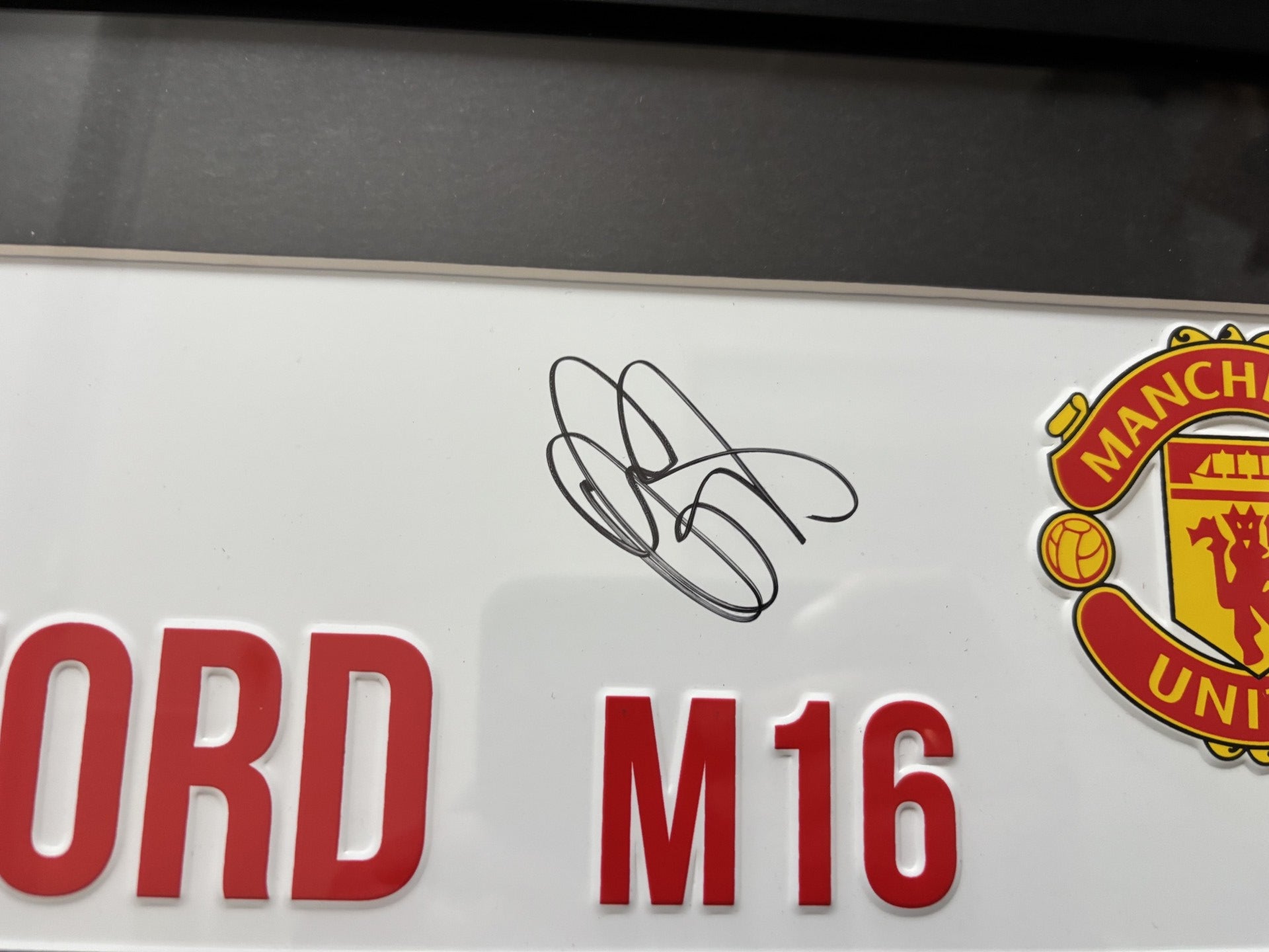 OLE GUNNAR SOLSKJÆR - SIGNERT INNRAMMET "ROAD SIGN" MED EKTEHETSBEVIS/COA