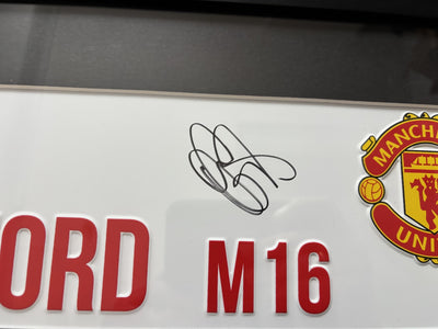 OLE GUNNAR SOLSKJÆR - SIGNERT INNRAMMET "ROAD SIGN" MED EKTEHETSBEVIS/COA