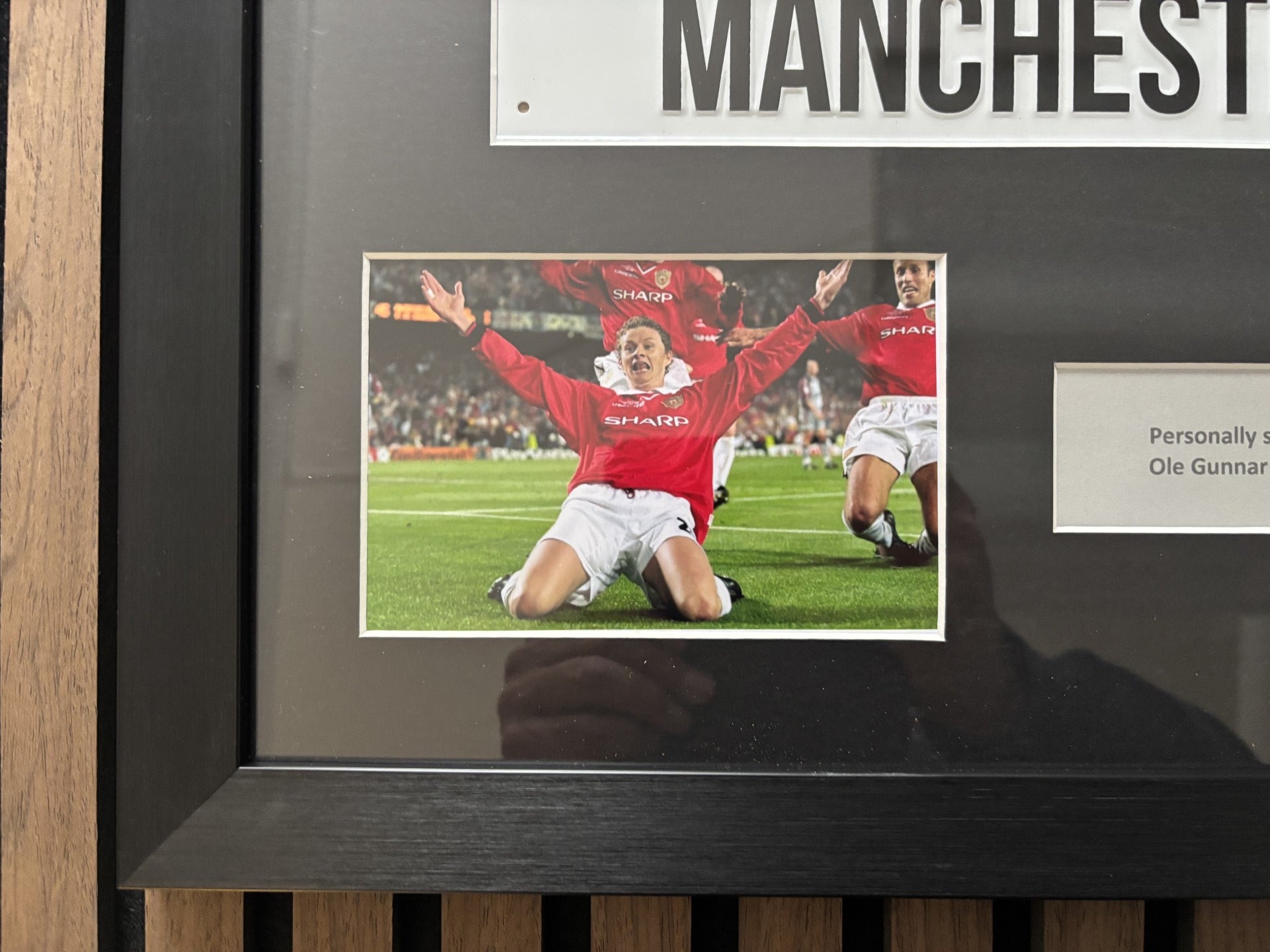 OLE GUNNAR SOLSKJÆR - SIGNERT INNRAMMET "ROAD SIGN" MED EKTEHETSBEVIS/COA