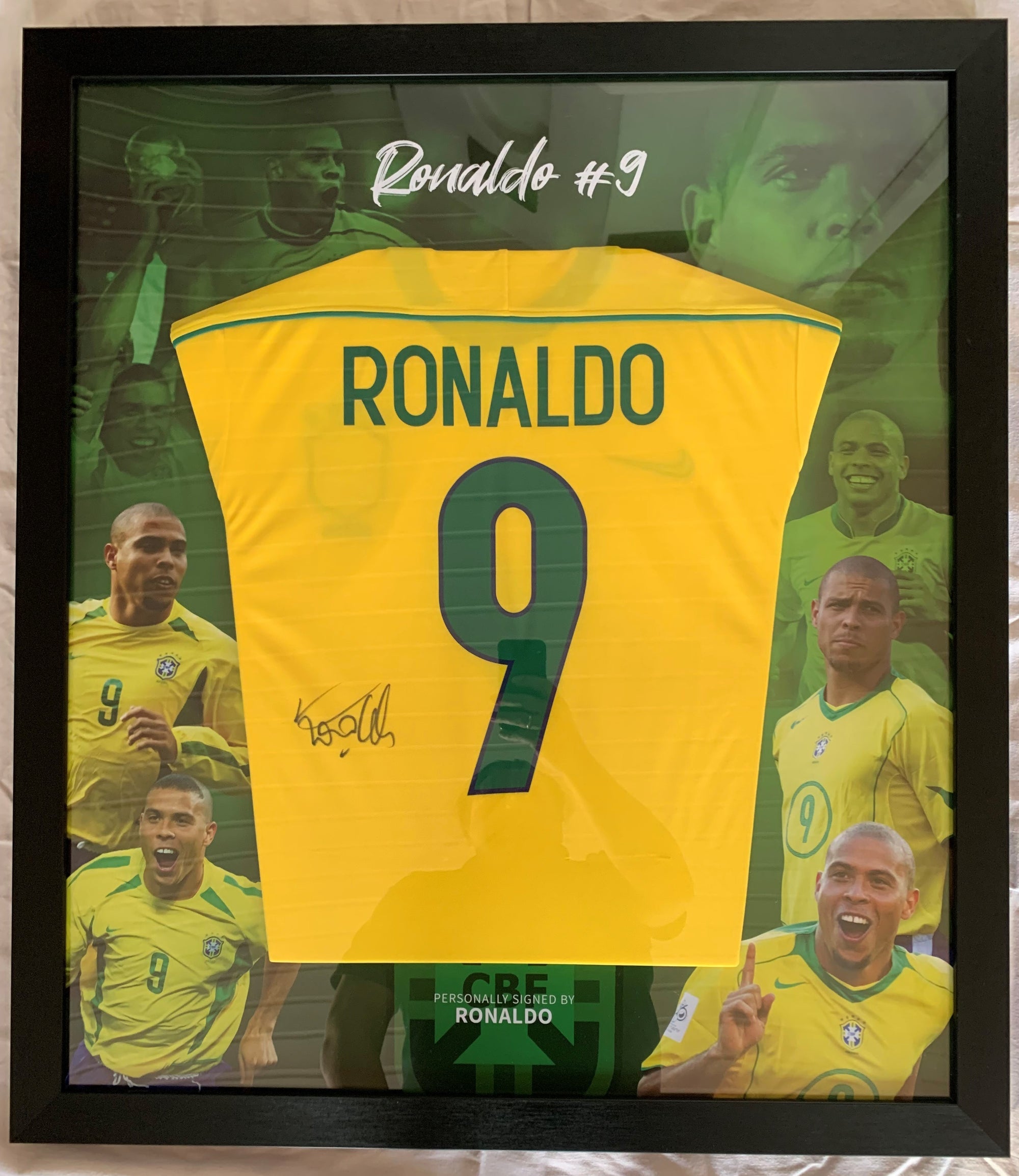 RONALDO "9" - SIGNERT DRAKT INNRAMMET I "ART-FRAME" MED EKTEHETSBEVIS/COA