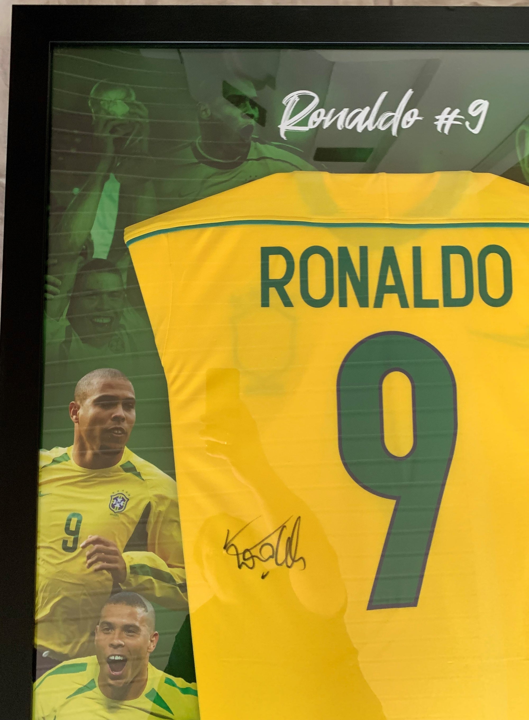RONALDO "9" - SIGNERT DRAKT INNRAMMET I "ART-FRAME" MED EKTEHETSBEVIS/COA