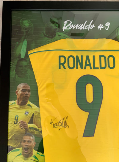 RONALDO "9" - SIGNERT DRAKT INNRAMMET I "ART-FRAME" MED EKTEHETSBEVIS/COA