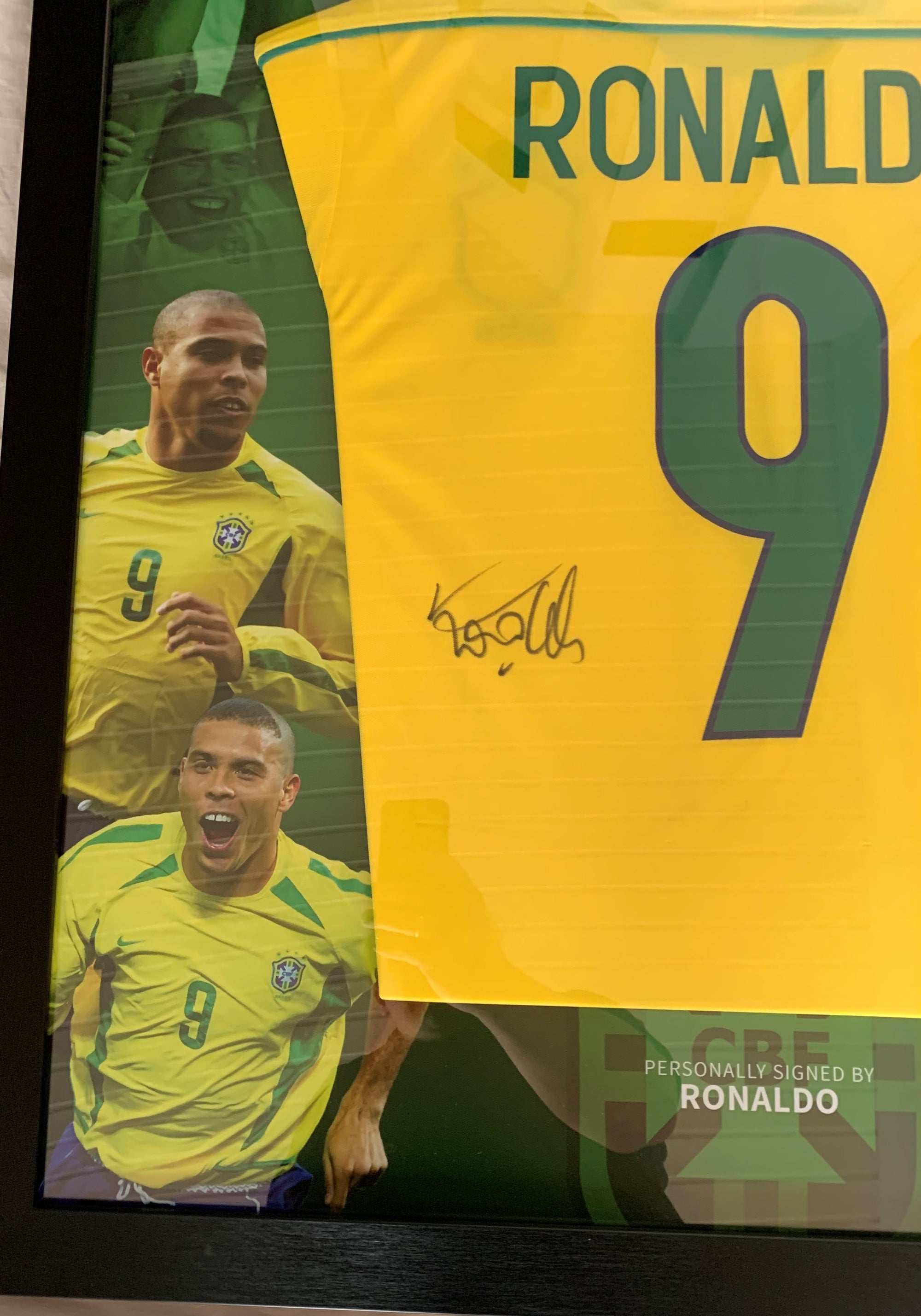 RONALDO "9" - SIGNERT DRAKT INNRAMMET I "ART-FRAME" MED EKTEHETSBEVIS/COA