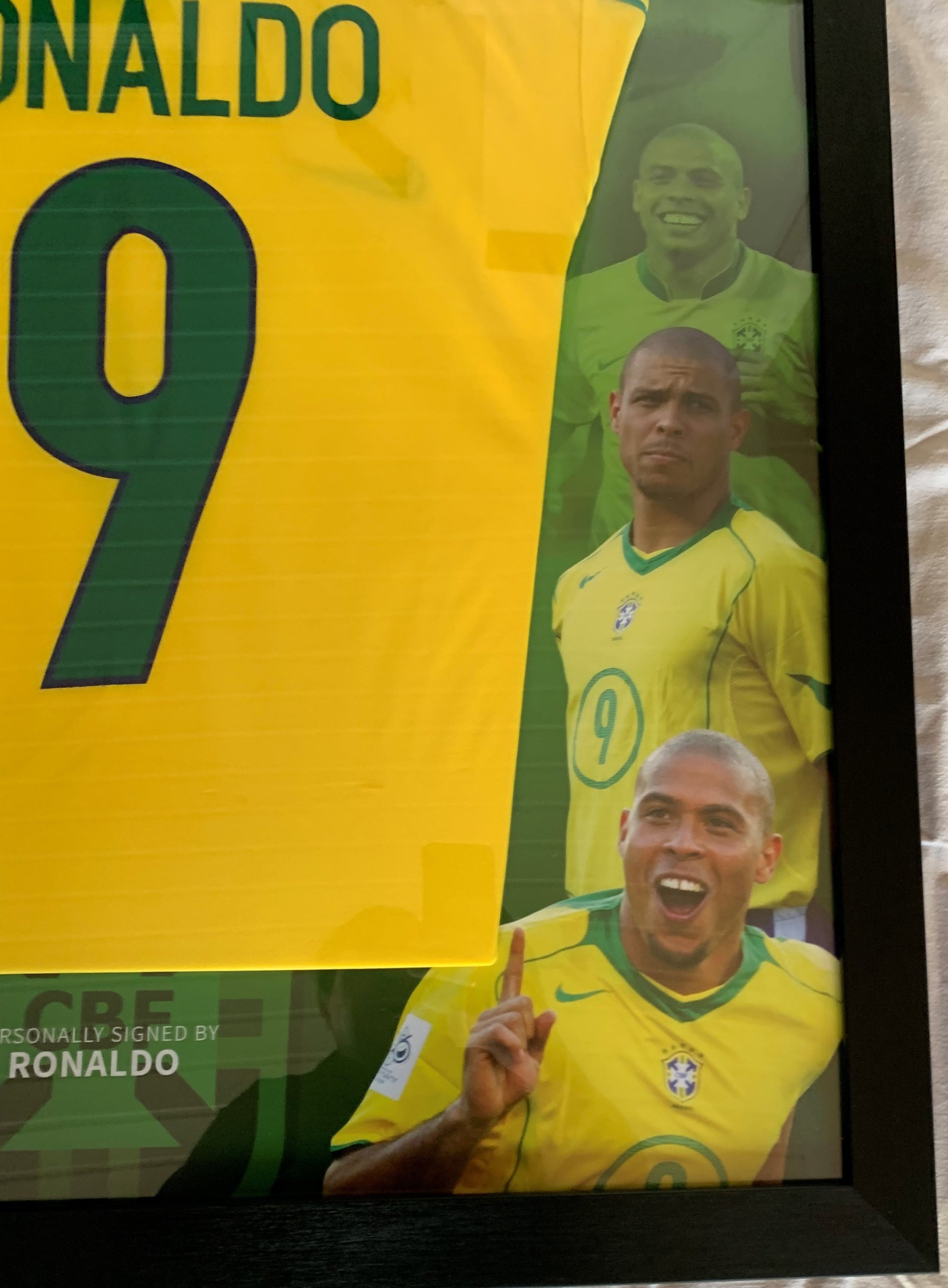 RONALDO "9" - SIGNERT DRAKT INNRAMMET I "ART-FRAME" MED EKTEHETSBEVIS/COA