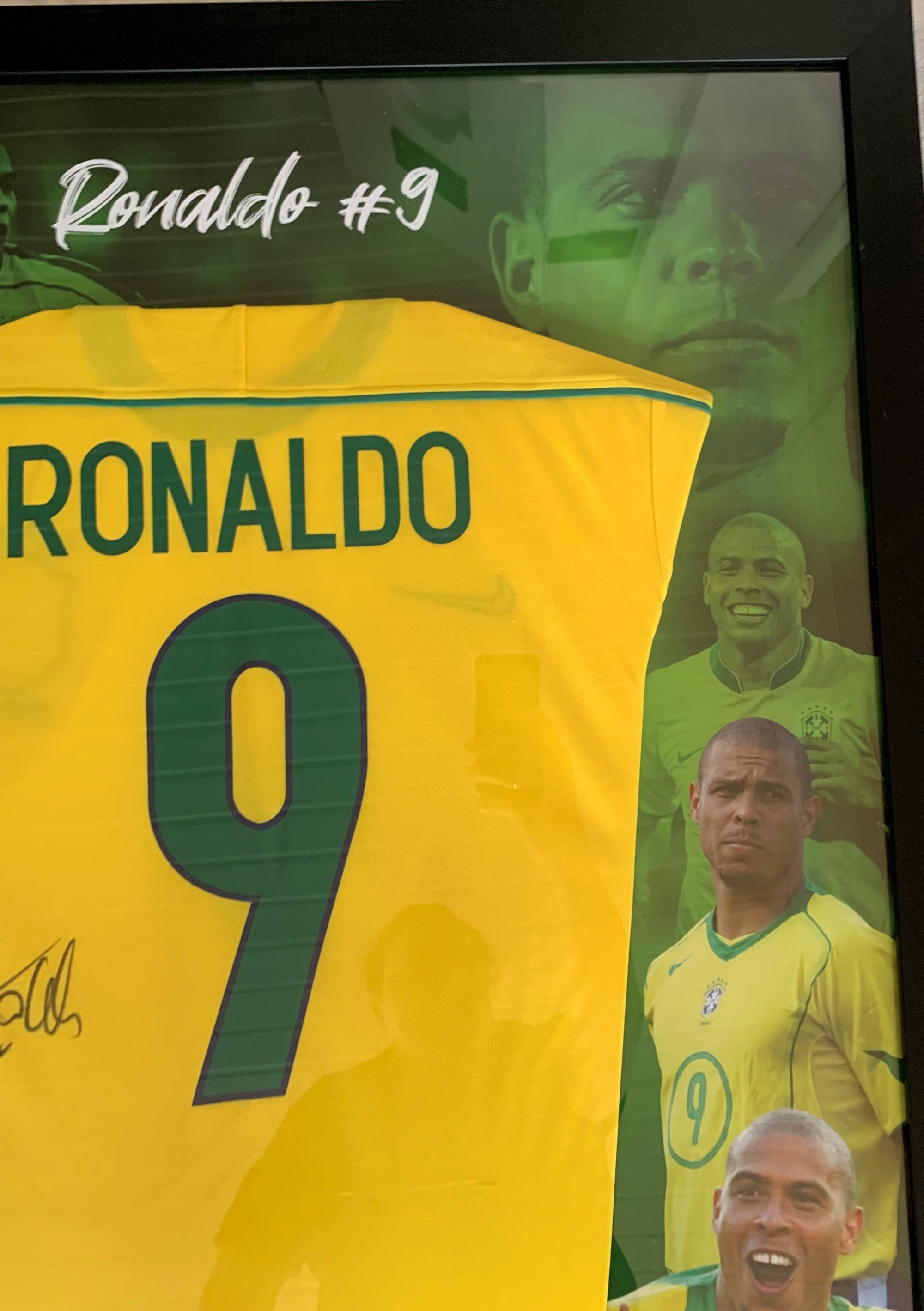 RONALDO "9" - SIGNERT DRAKT INNRAMMET I "ART-FRAME" MED EKTEHETSBEVIS/COA