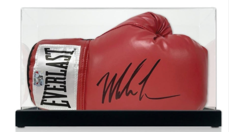 MIKE TYSON - SIGNERT BOKSERHANSKE I MONTER/DISPLAY MED EKTEHETSBEVIS/COA