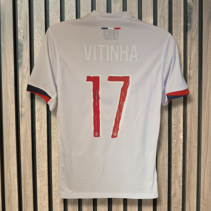 Vitinha shirt with wooden background