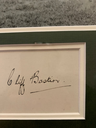 CLIFF BASTIN - SIGNERT BILDE MED EKTEHETSBEVIS/COA