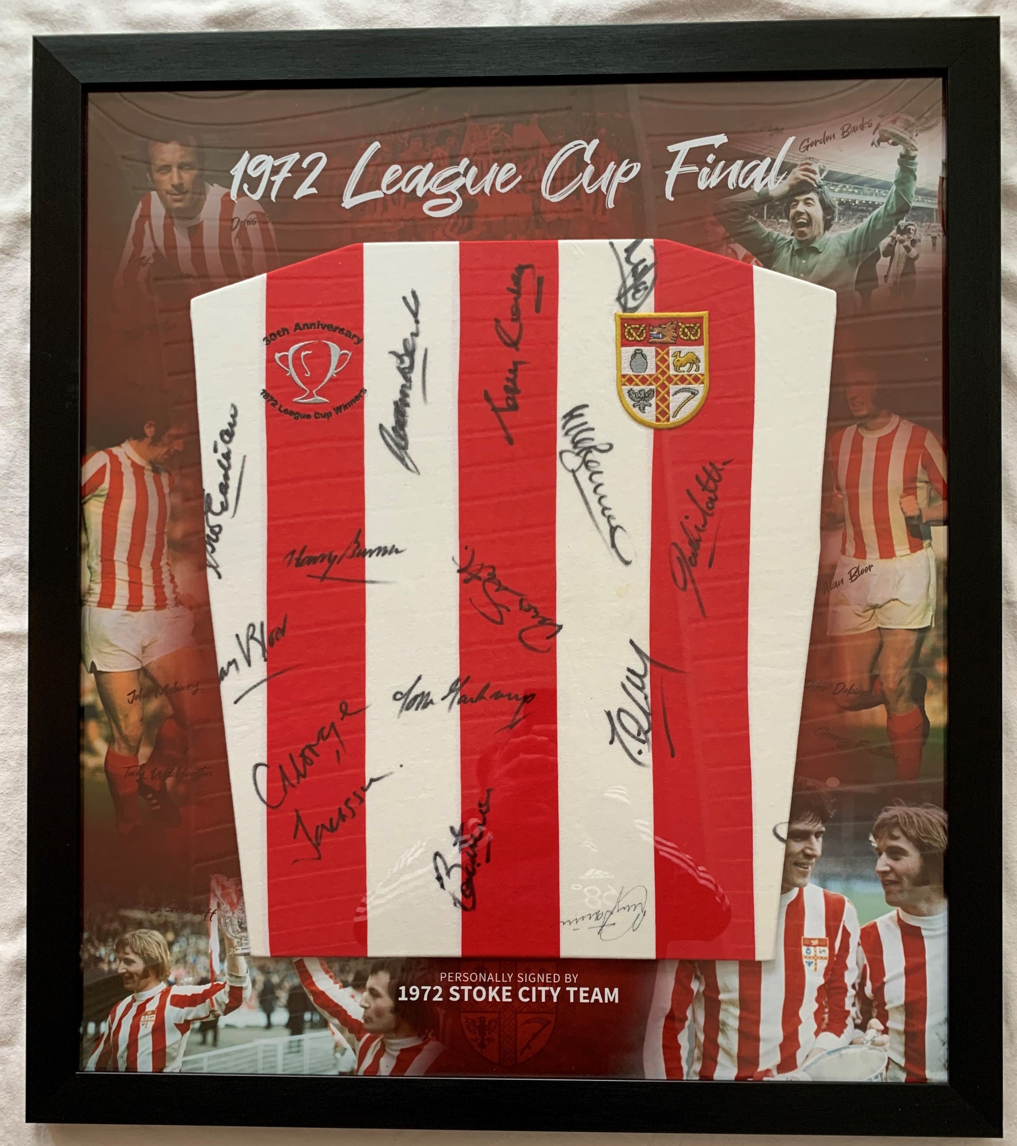 STOKE CITY - MULTISIGNERT DRAKT FRA LIGA CUP FINALEN I 1972 - FERDIG INNRAMMET I ART-FRAME MED EKTEHETSBEVIS/COA