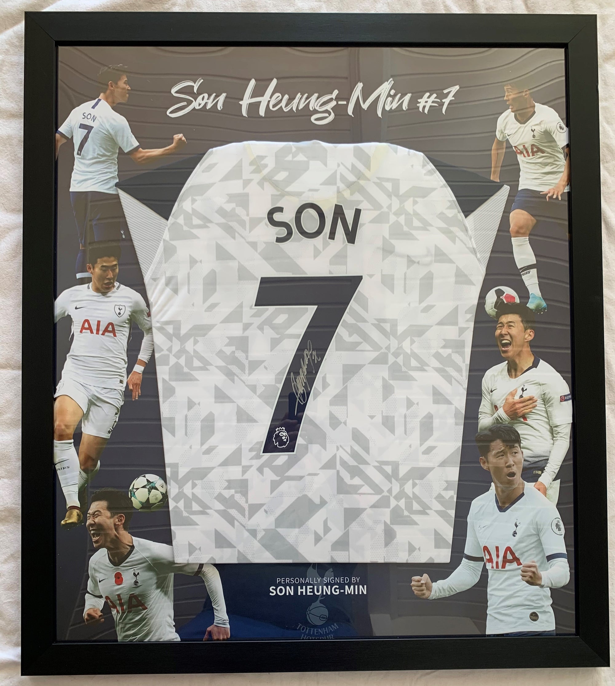 HEUNG-MIN SON - SIGNERT FERDIG INNRAMMET DRAKT I "ART-FRAME" DRAKT MED EKTEHETSBEVIS/COA