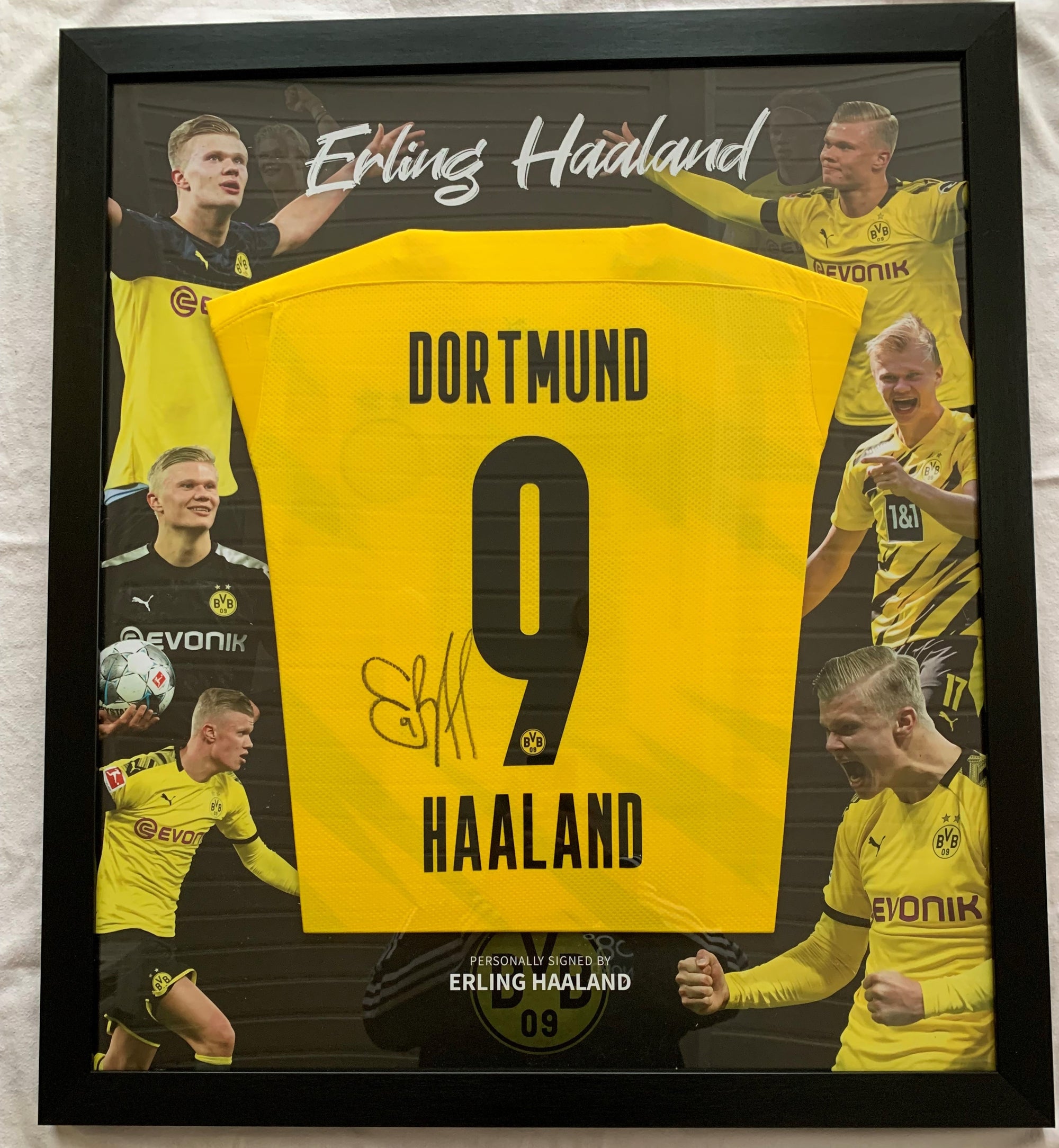 ERLING BRAUT HAALAND - SIGNERT FERDIG INNRAMMET DRAKT I "ART-FRAME" DRAKT MED EKTEHETSBEVIS/COA