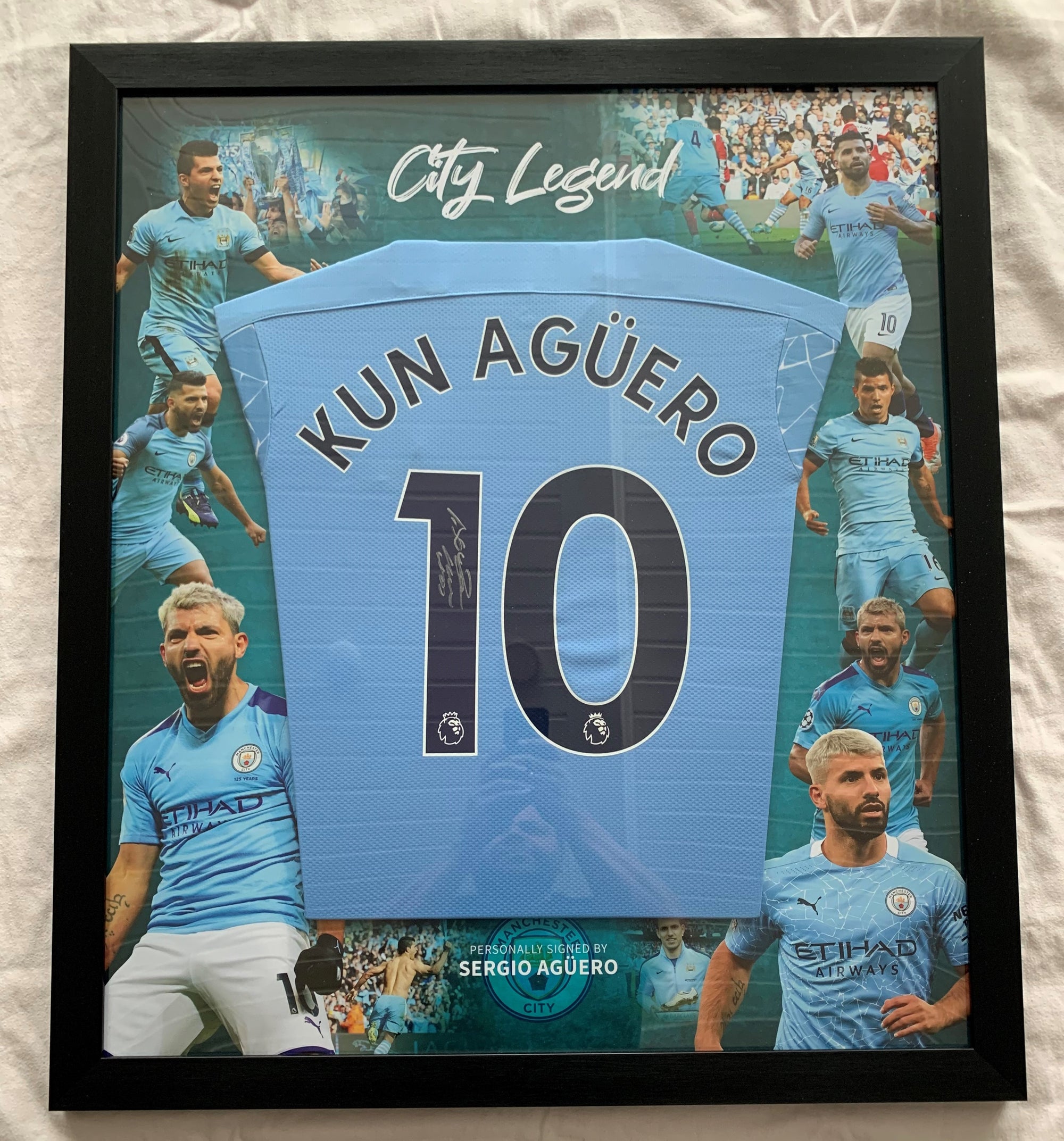 SERGIO AGUERO - FERDIG INNRAMMET OG SIGNERT DRAKT "ART-FRAME" MED EKTEHETSBEVIS/COA