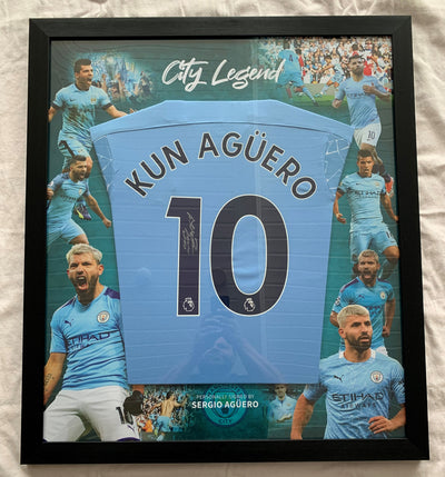 SERGIO AGUERO - FERDIG INNRAMMET OG SIGNERT DRAKT "ART-FRAME" MED EKTEHETSBEVIS/COA