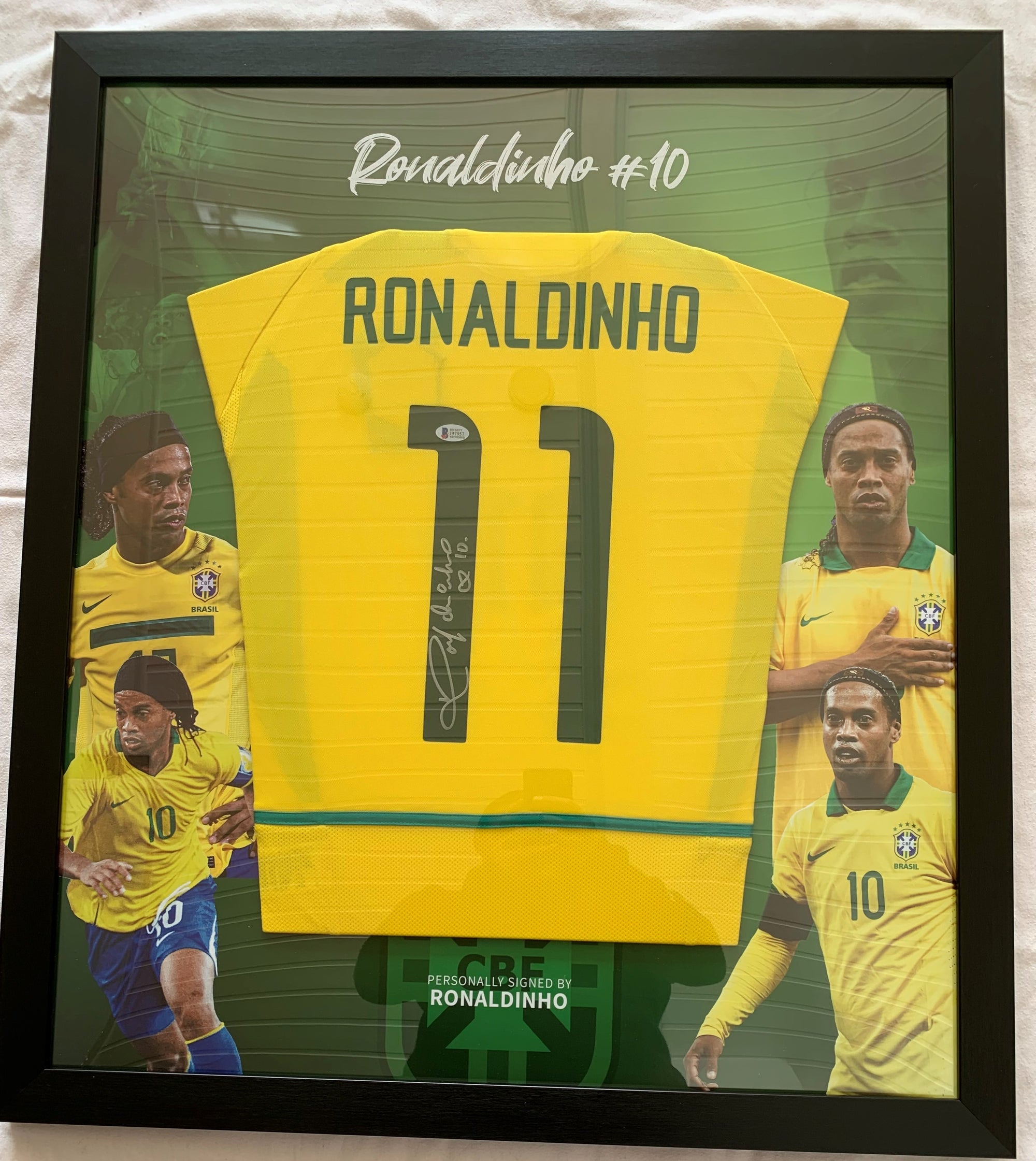 RONALDINHO - SIGNERT DRAKT FERDIG INNRAMMET I ART-FRAME MED EKTEHETSBEVIS/COA