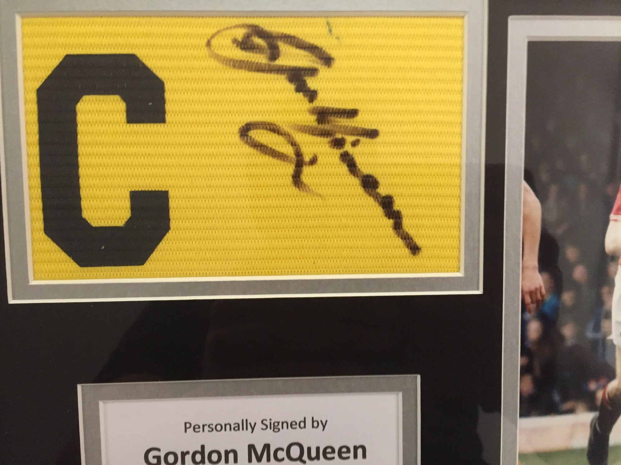 GORDON  McQUEEN SIGNERT KAPTEINSBIND MED EKTEHETSGARANTI/COA