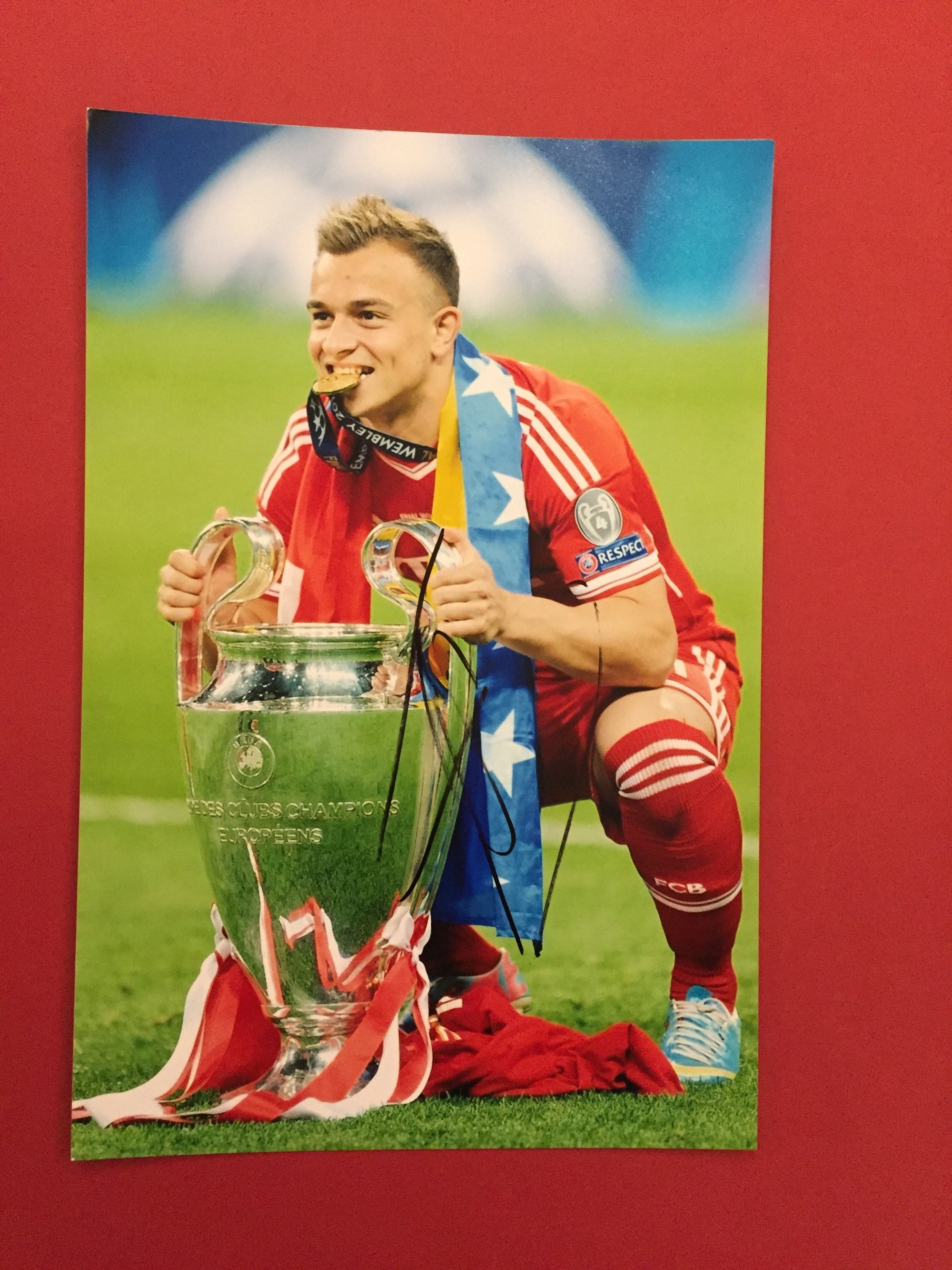 XHERDAN SHAQIRI - SIGNERT BILDE MED EKTEHETSGARANTI/COA